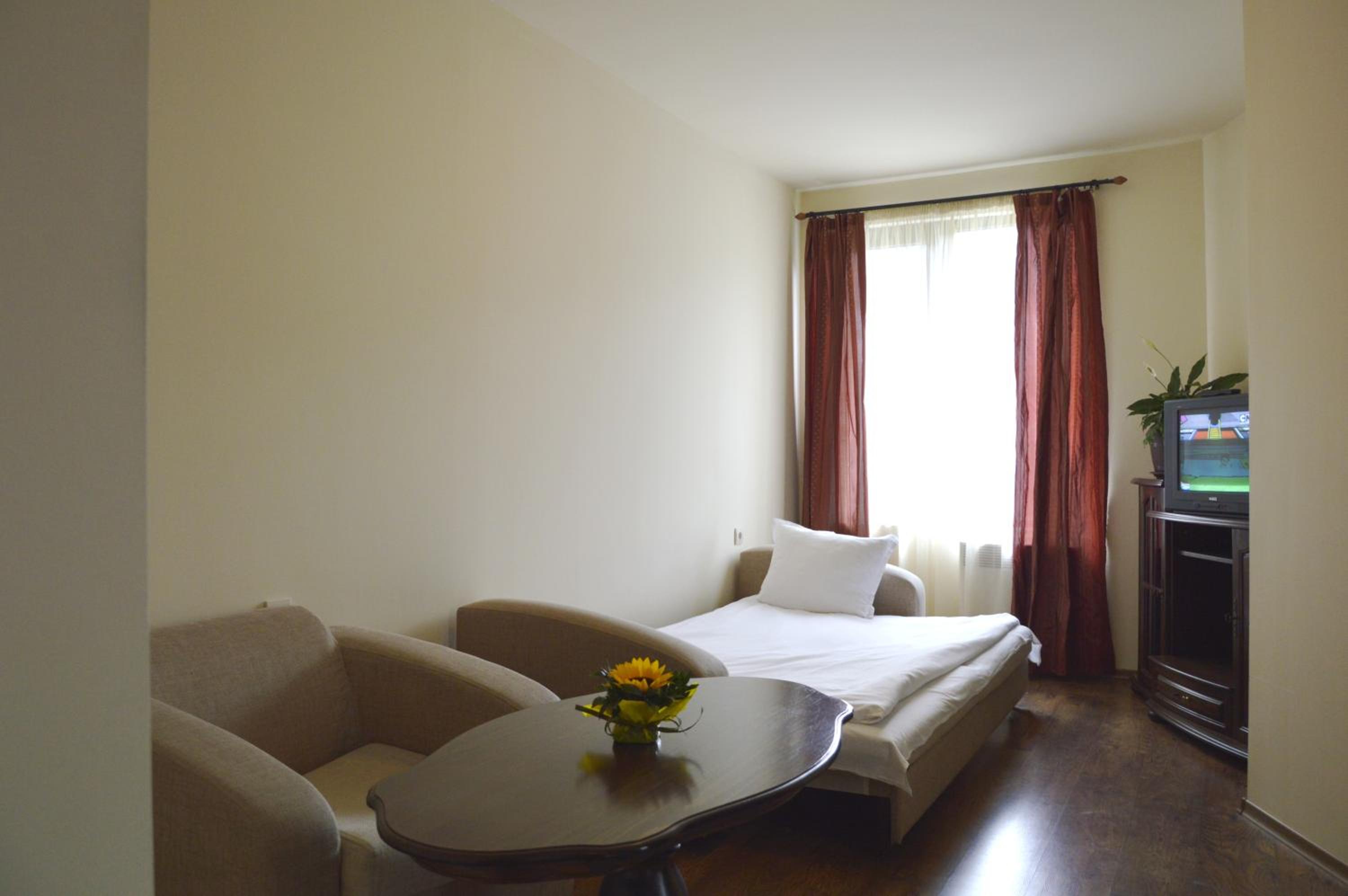 One-Bedroom Apartment photo 1