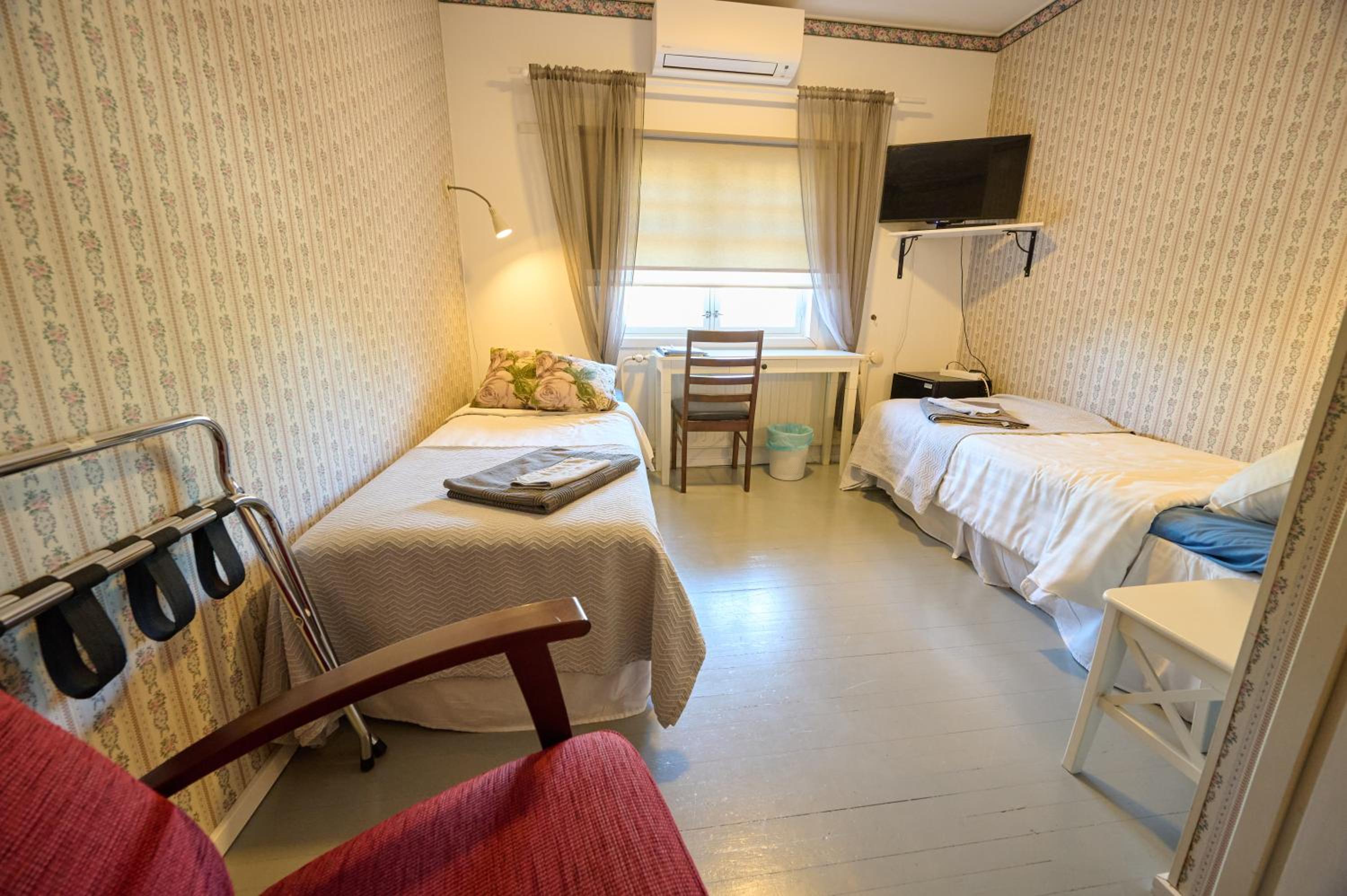 Economy Twin Room photo 2