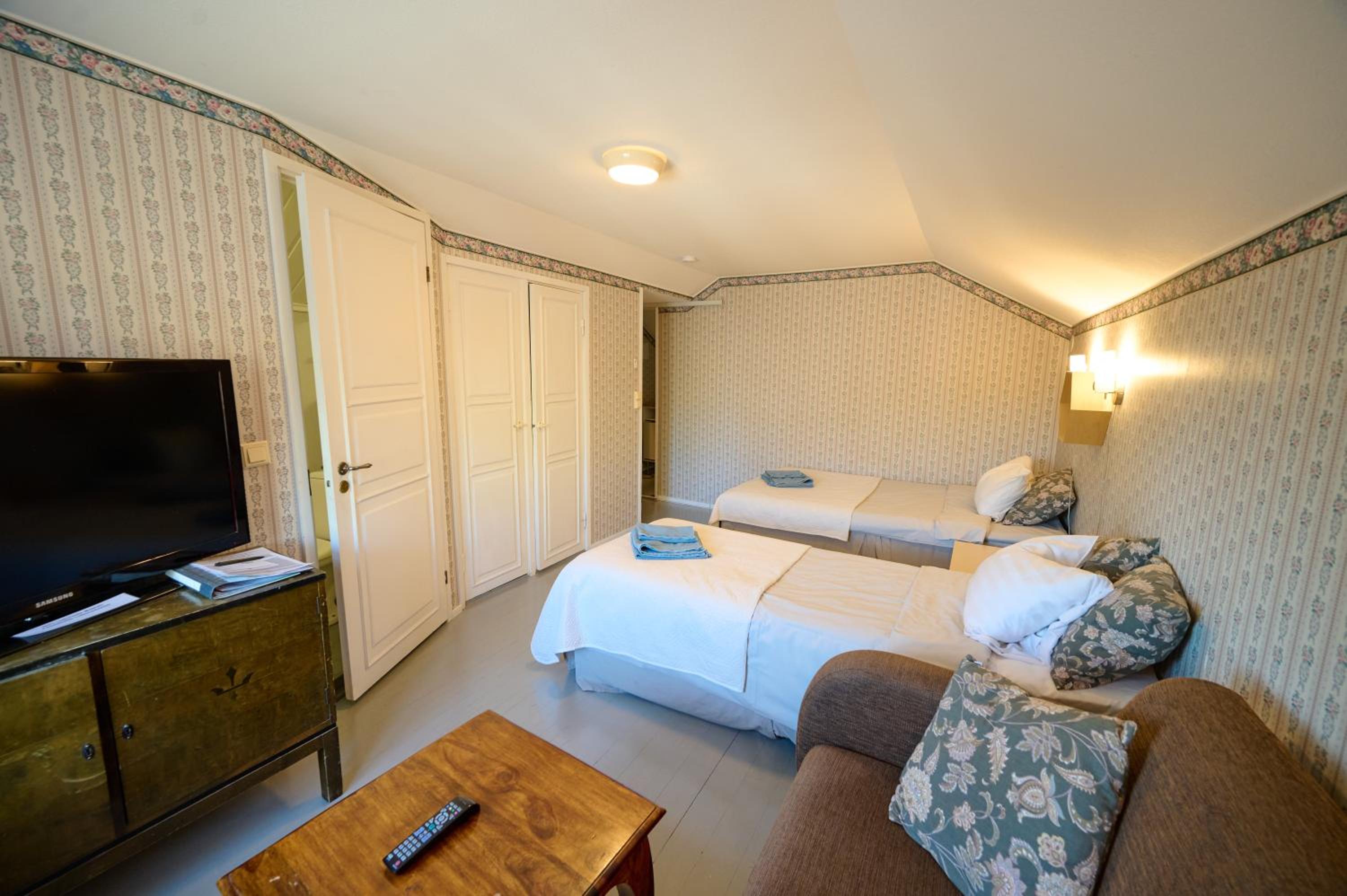 Quadruple Room with Bathroom photo 2
