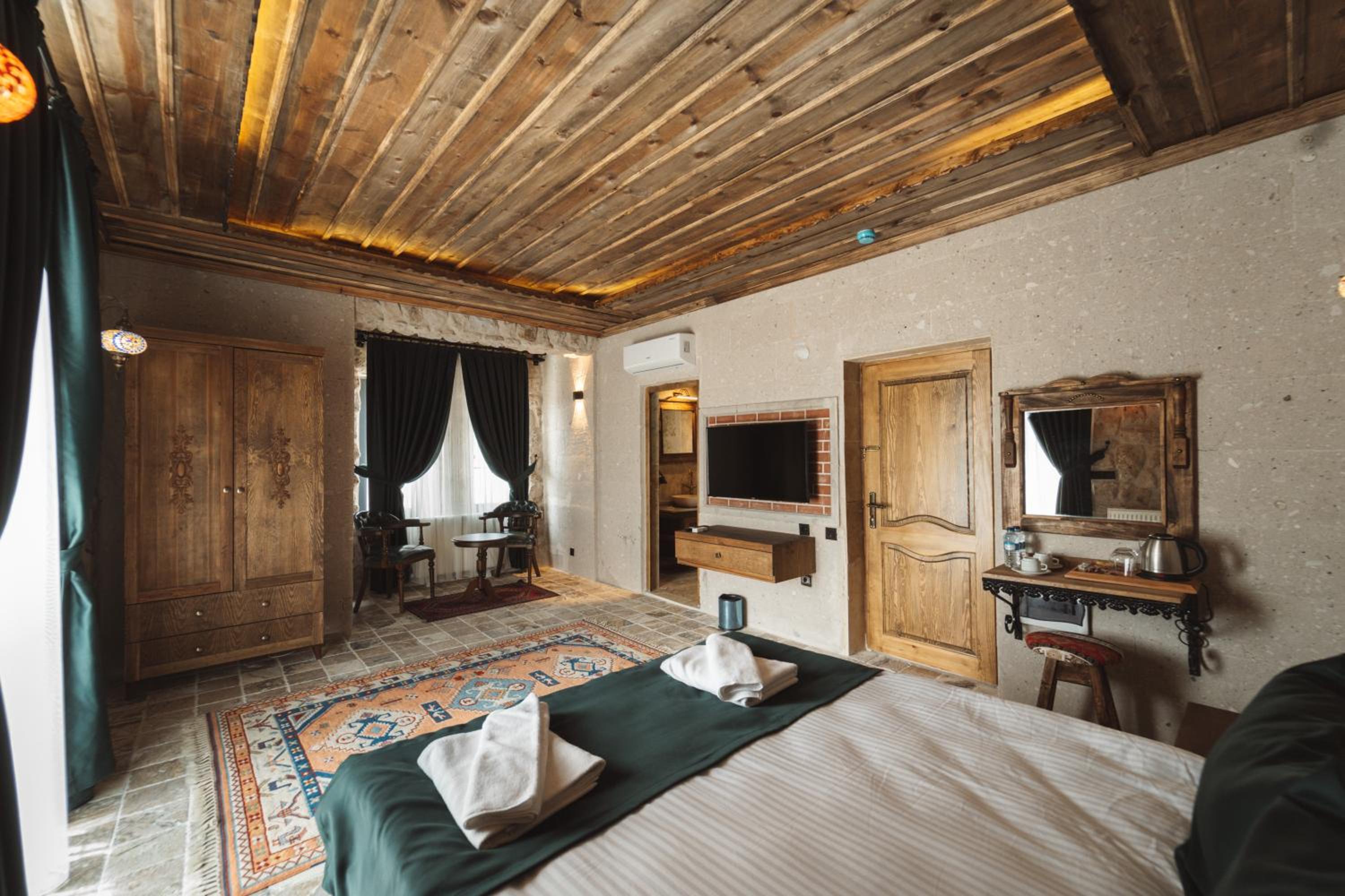 Deluxe Room - Photo 22