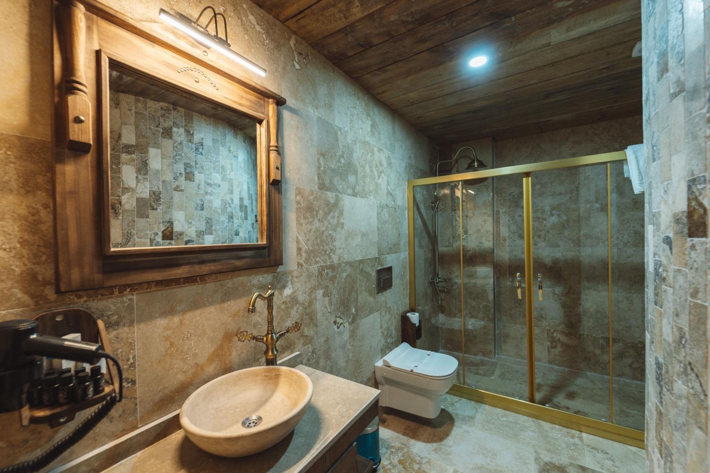 Superior Suite - Photo 17