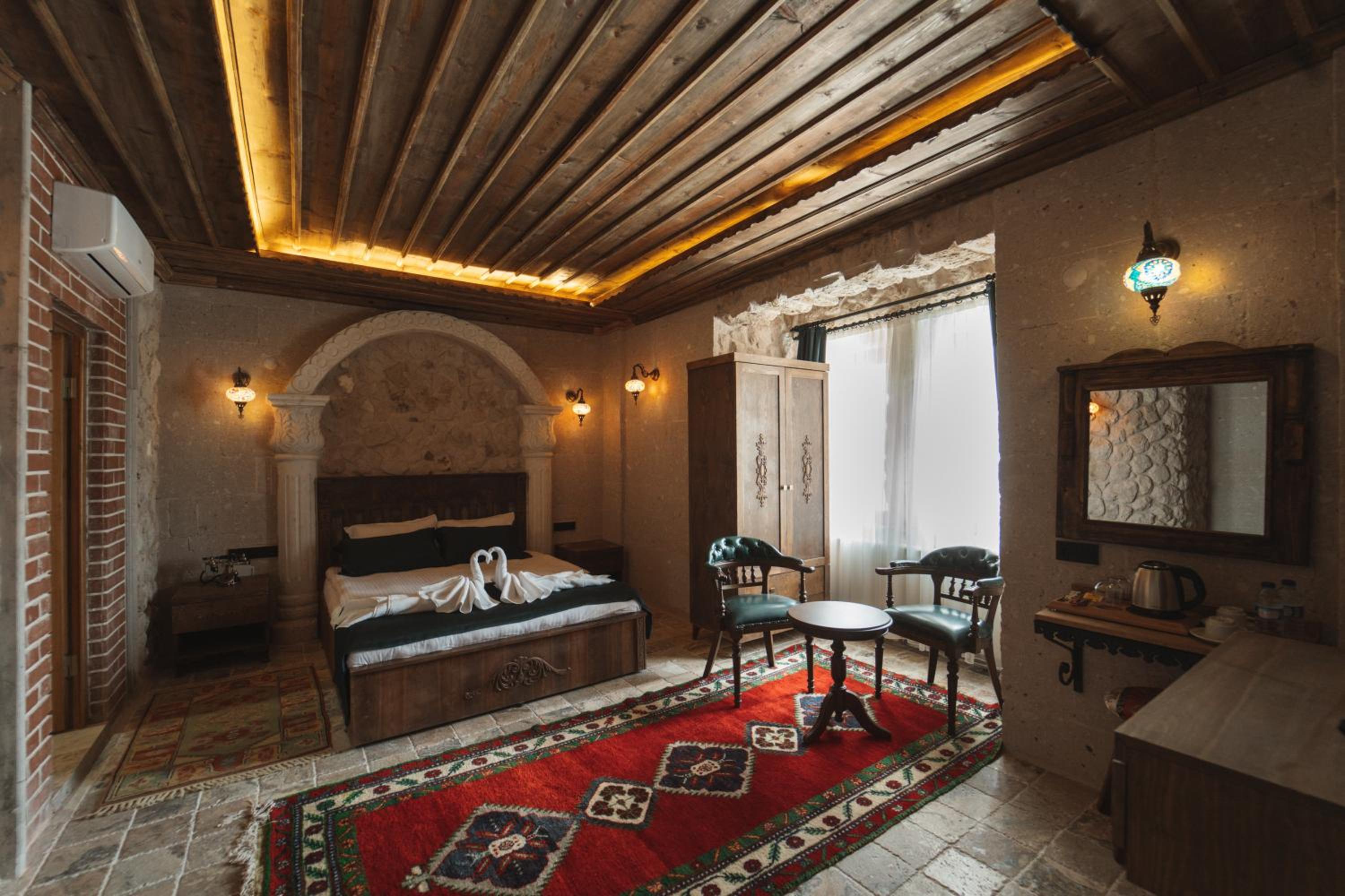 Superior Suite - Photo 13