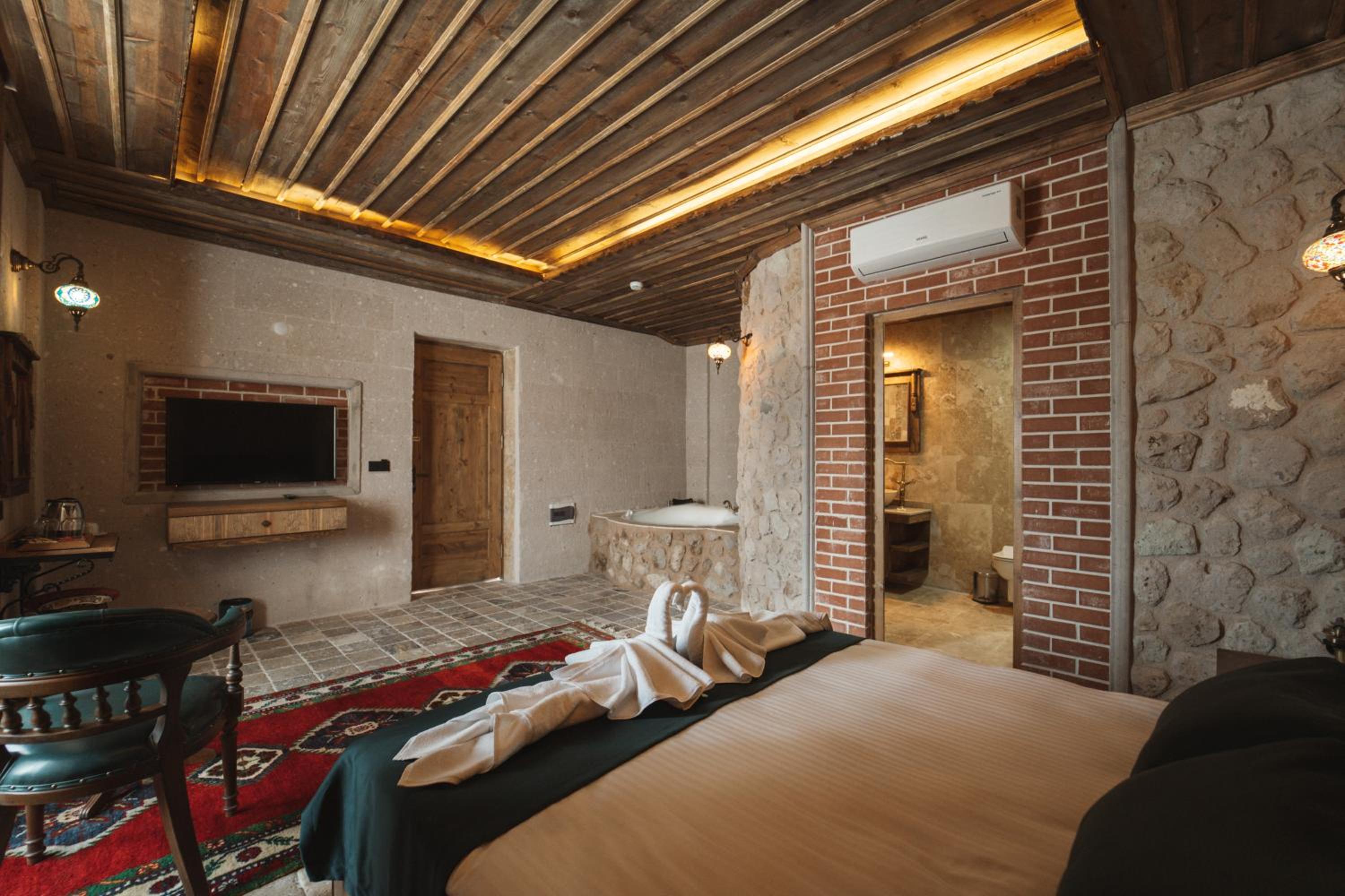 Superior Suite - Photo 14