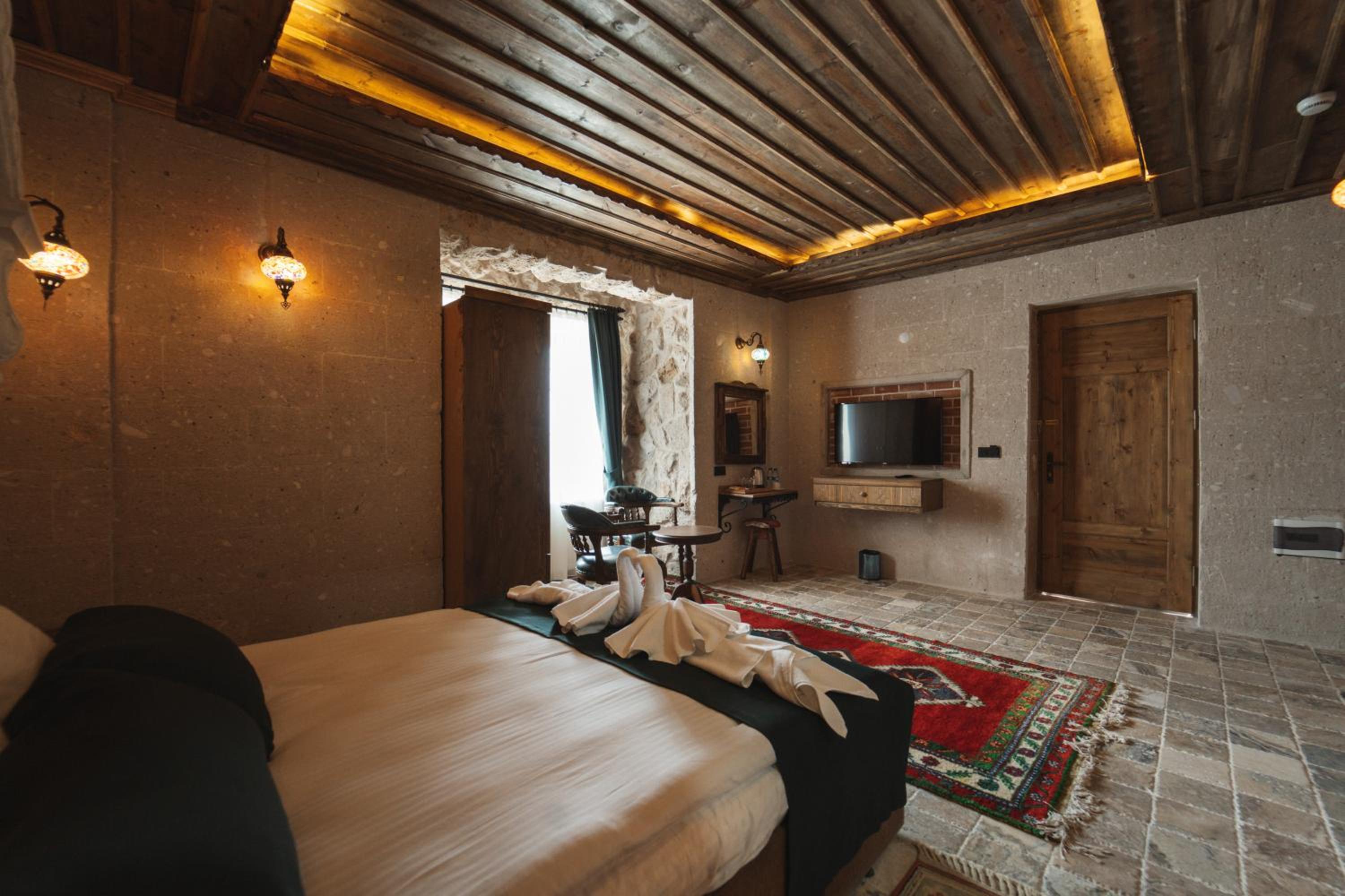 Superior Suite - Photo 10
