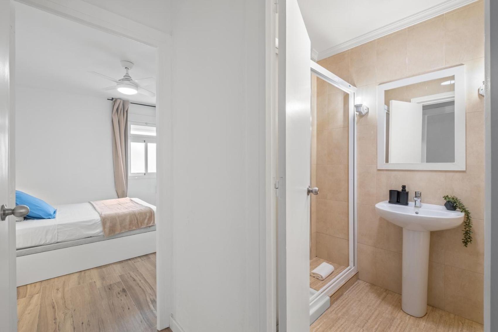 Apartamento de tres habitaciones con balcón
