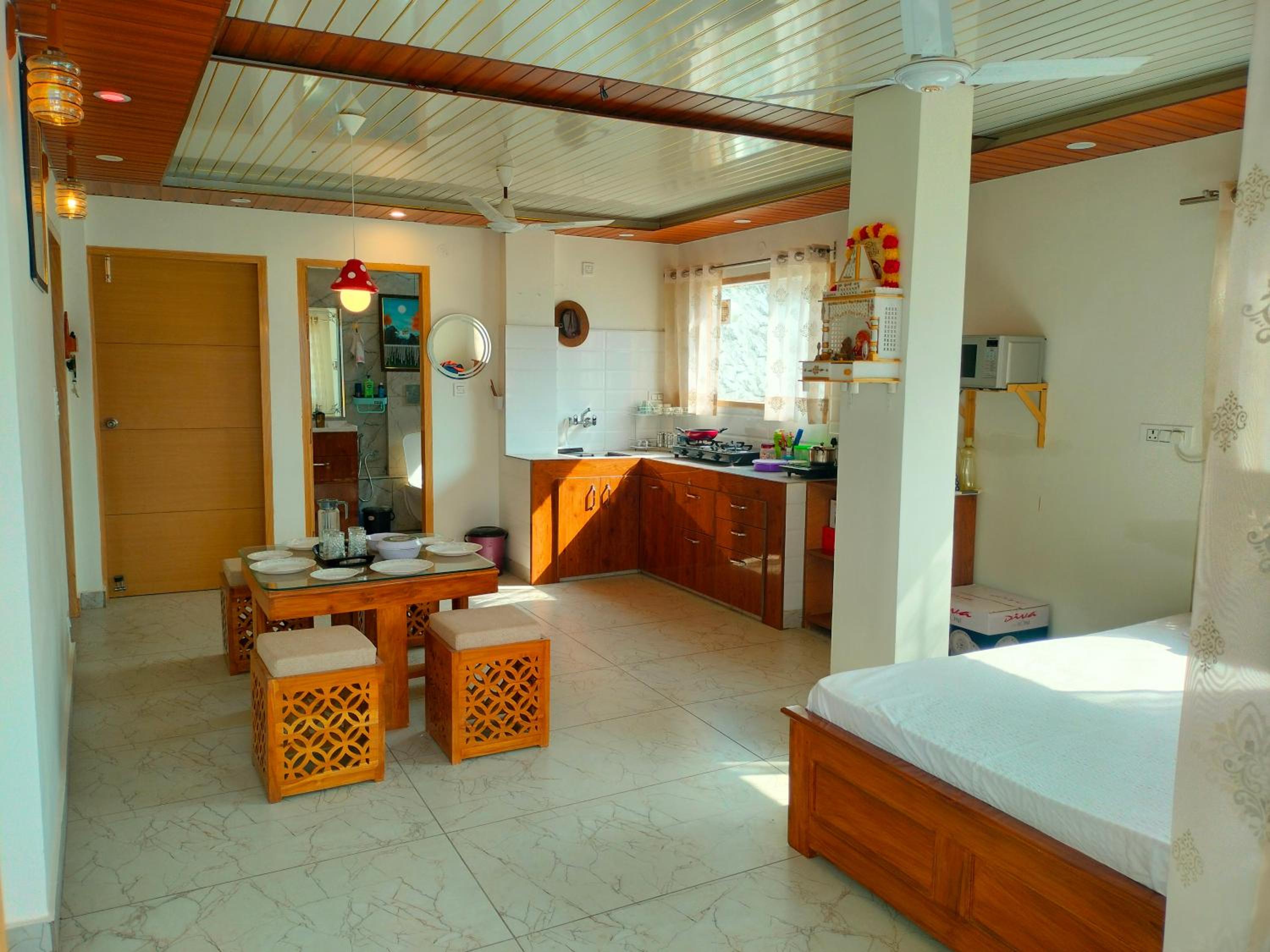 One-Bedroom Apartment with Balcony and Mountain View   photo 1