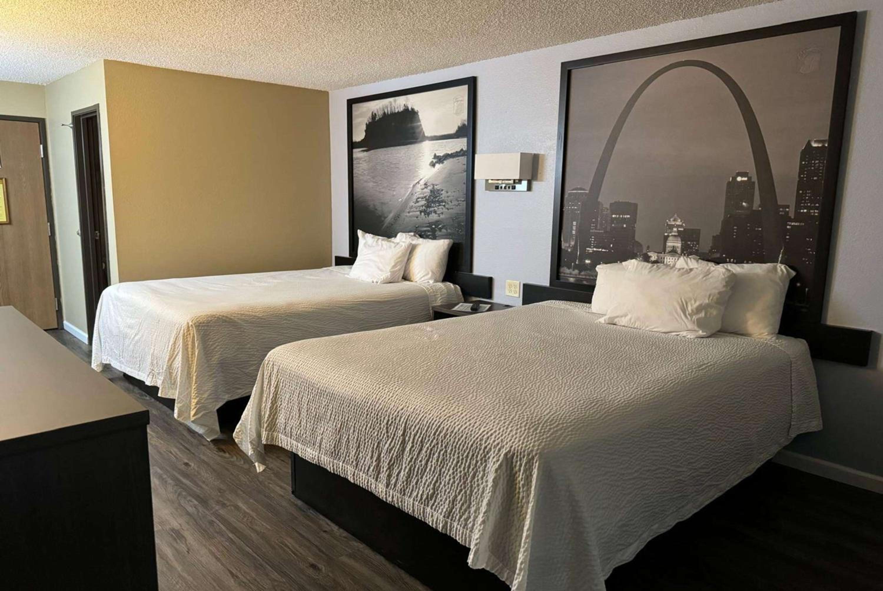Queen Room with Two Queen Beds - Non-Smoking photo 1