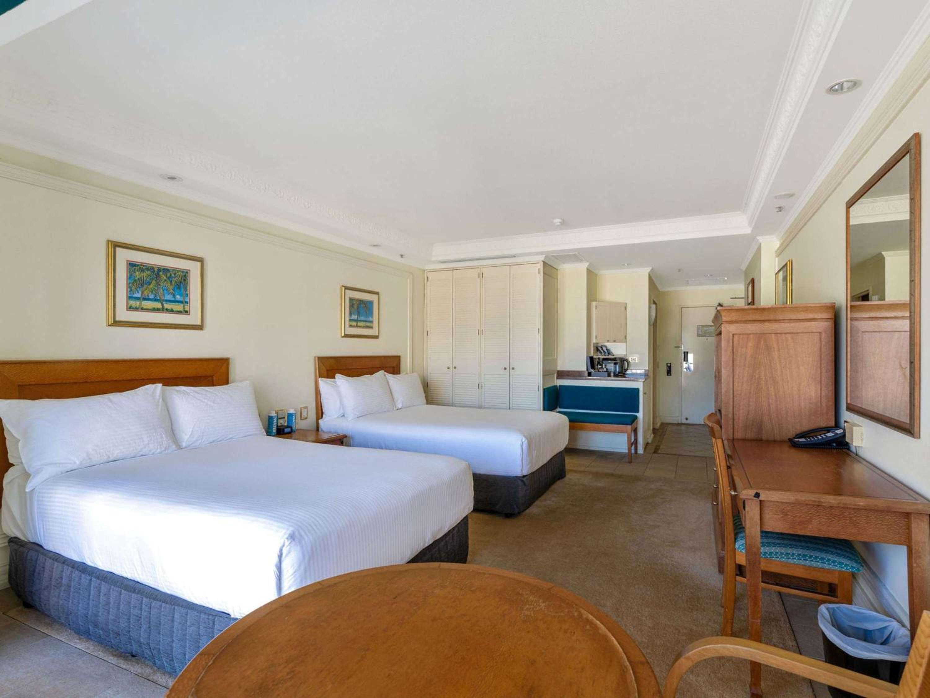 Classic Twin Room with City and Mountain View