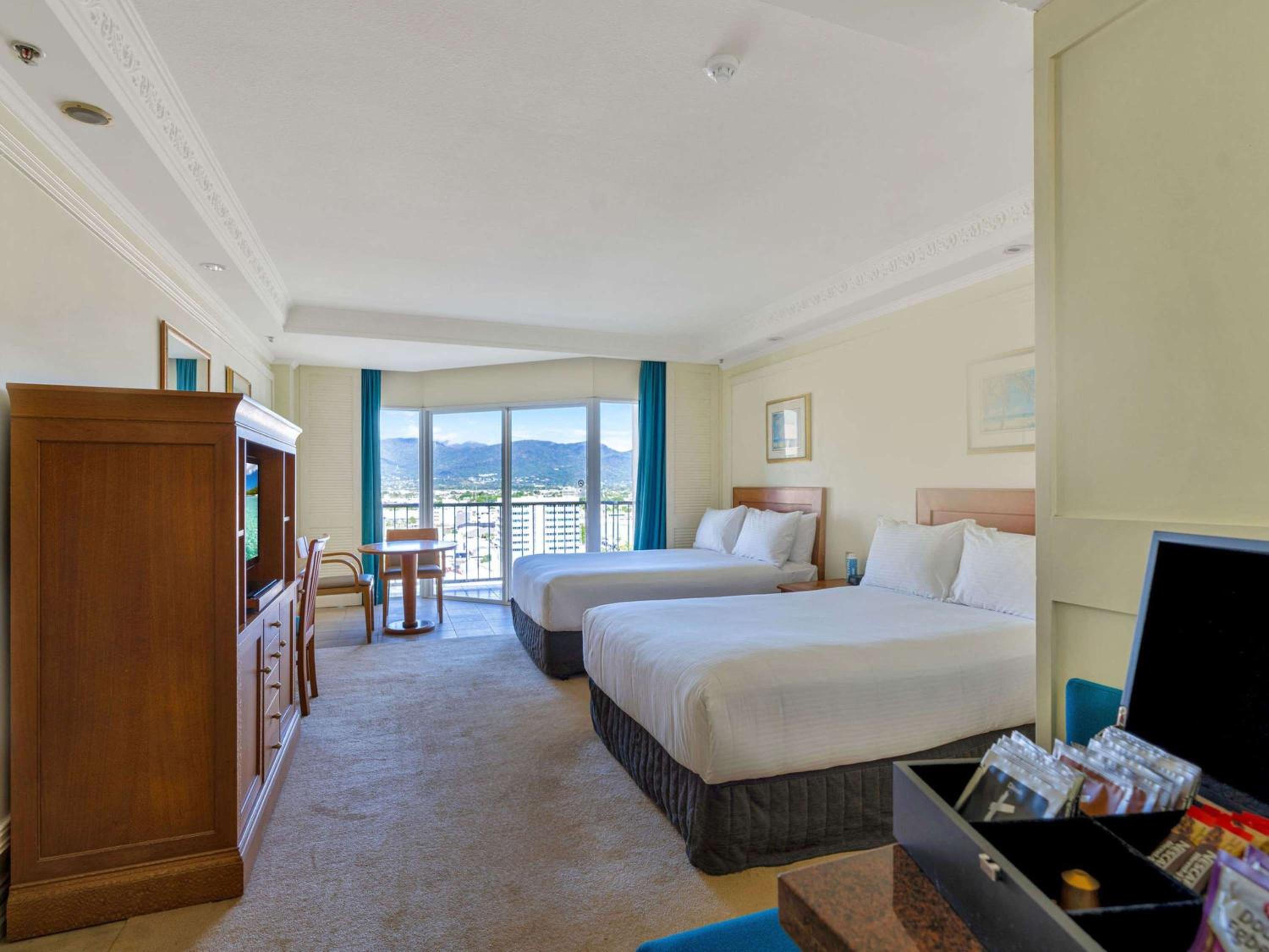 Classic Twin Room with City and Mountain View - Photo 11