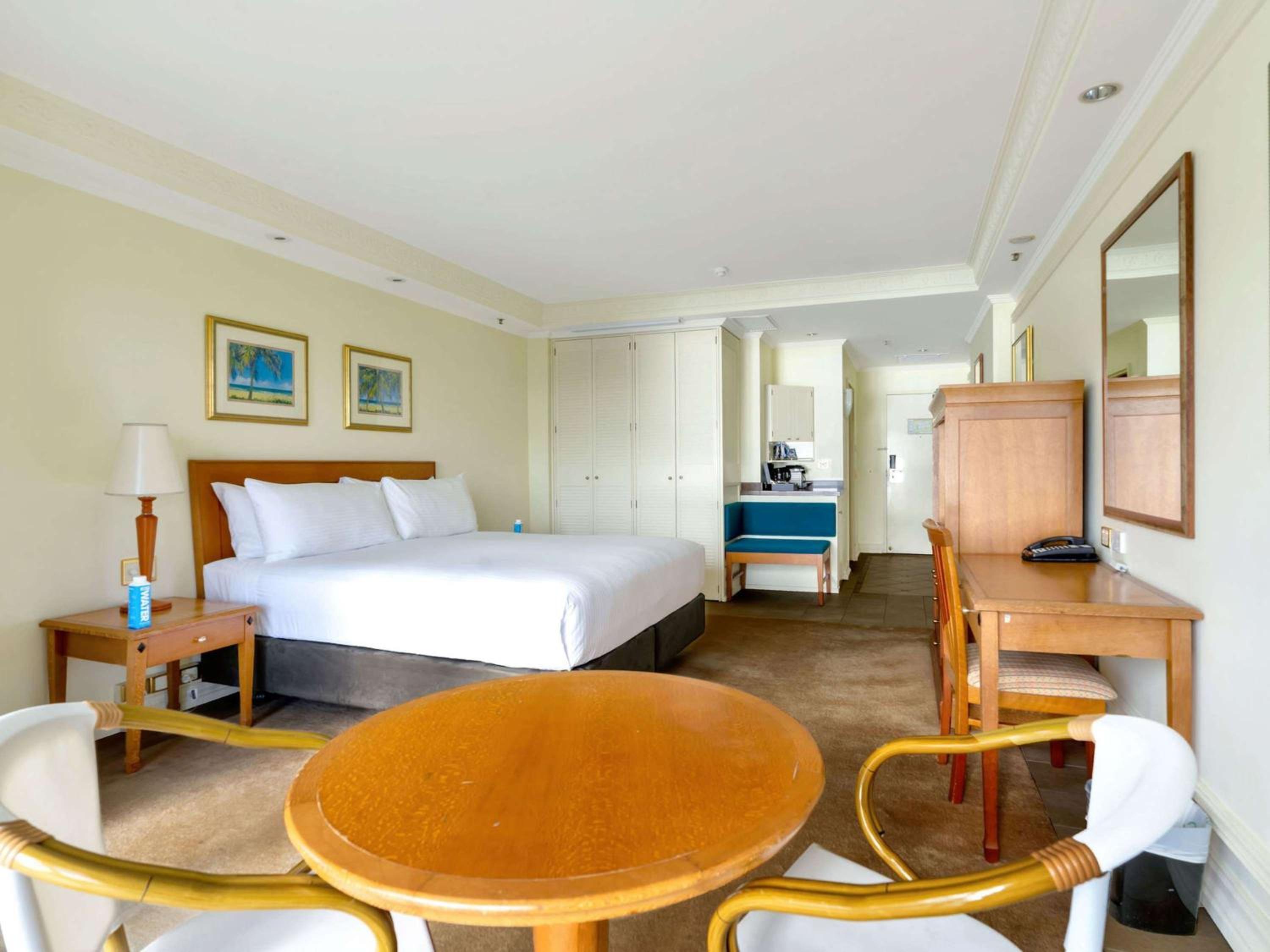 Classic Queen Room with City and Mountain View - Photo 13