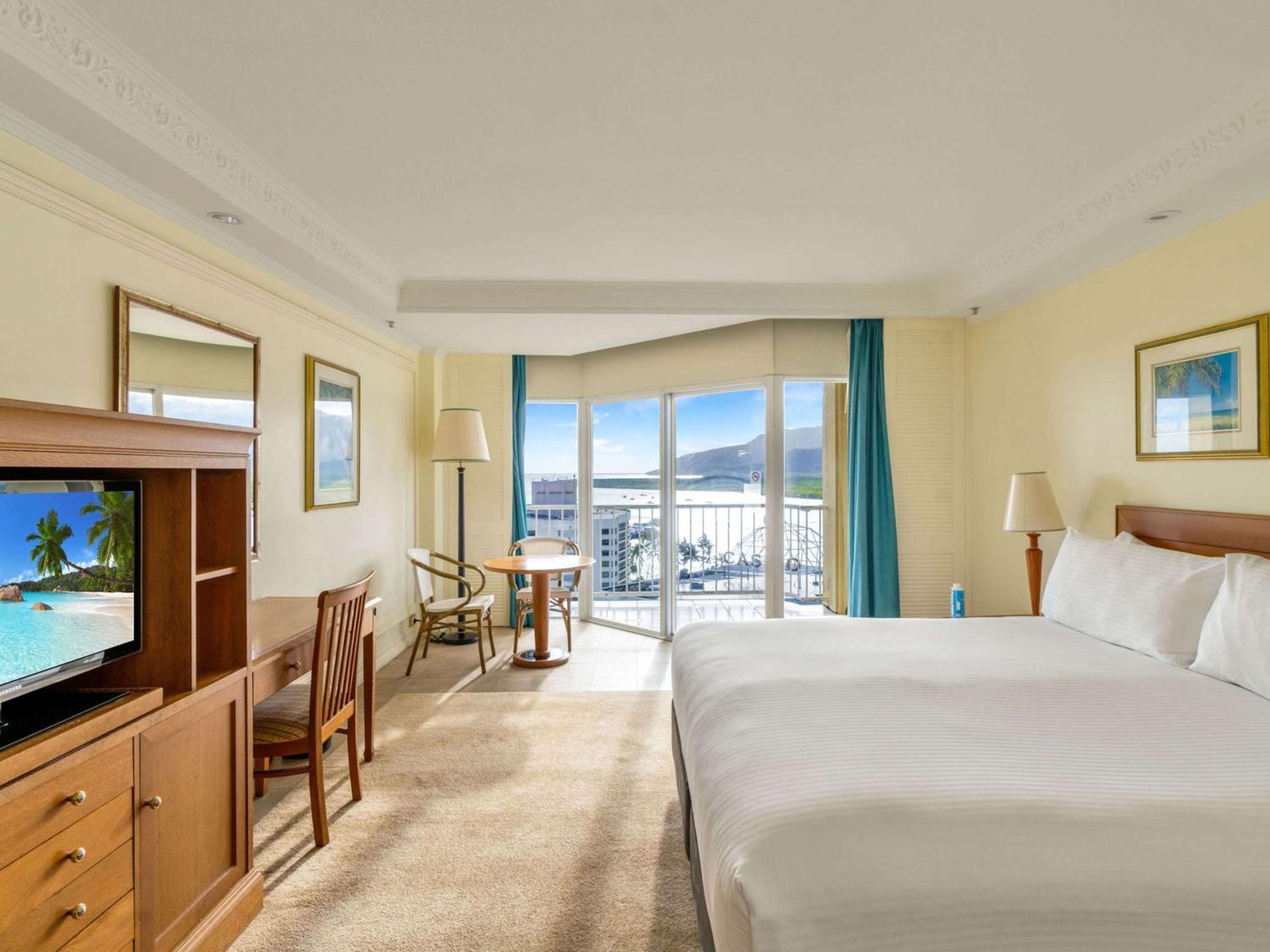 Classic Queen Room with Harbor View - Photo 17