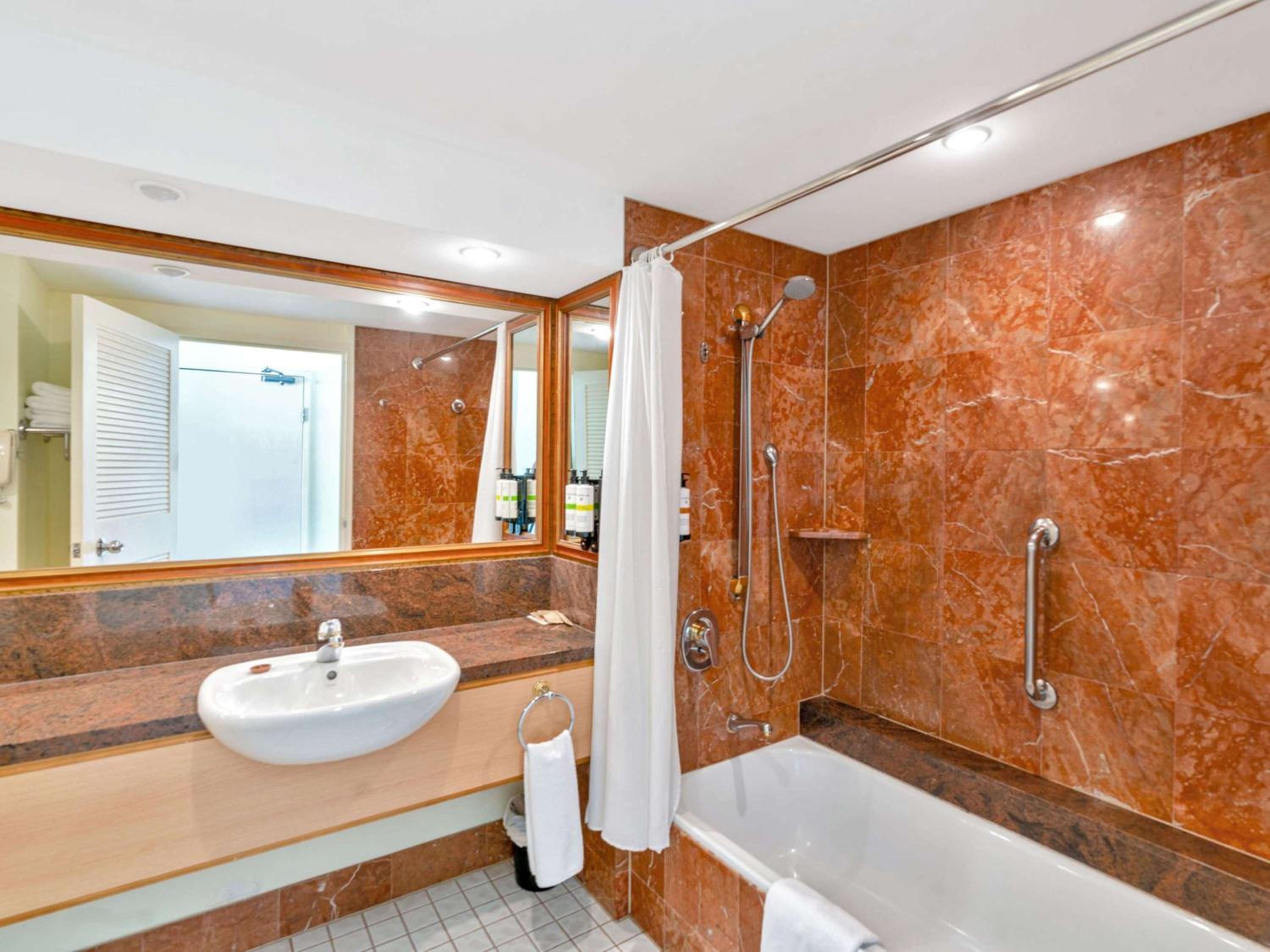 Classic Twin Room with Harbor View - Photo 15