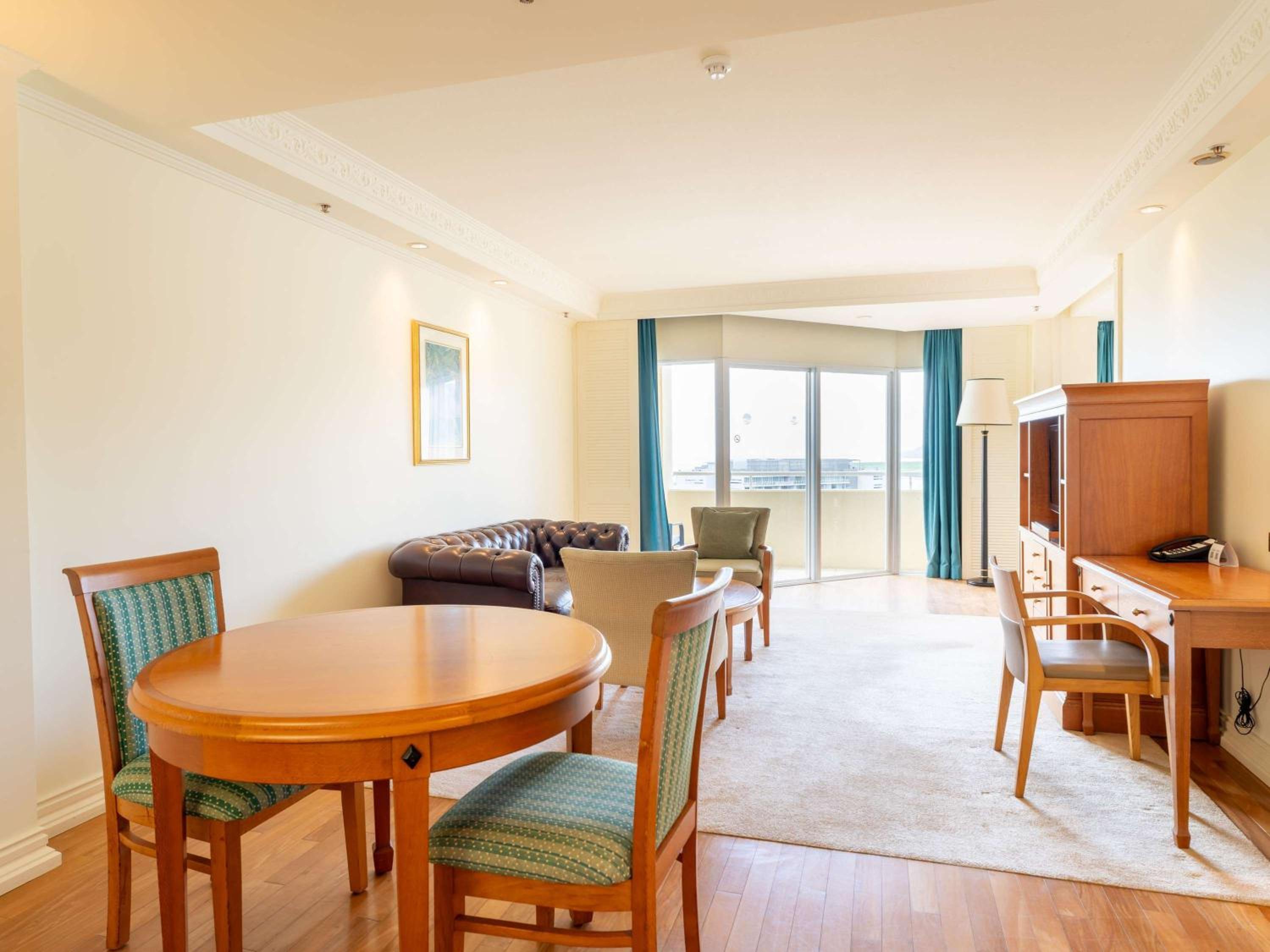Executive King Suite with Harbor View thumbnail 6