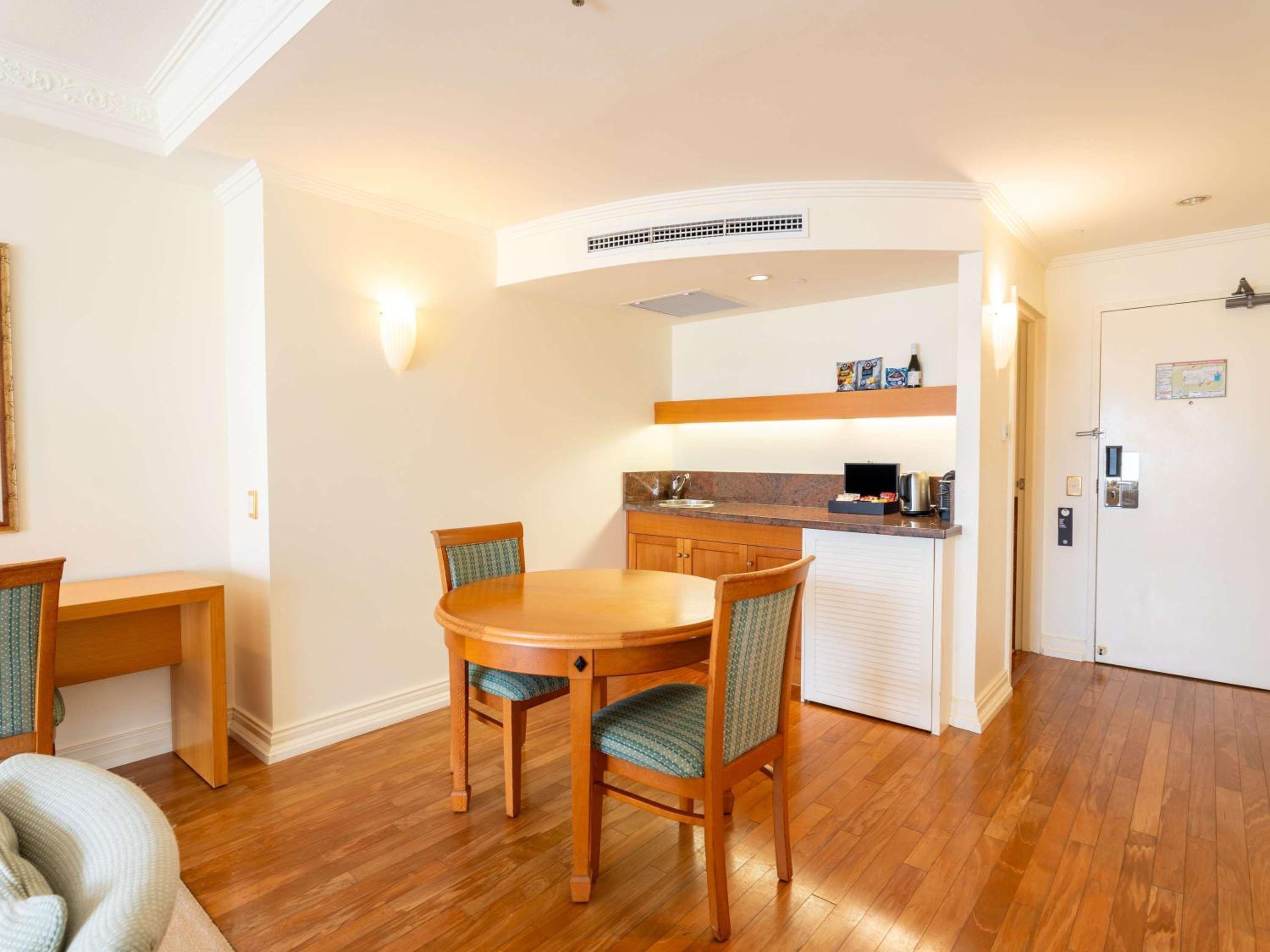 Executive King Suite with Harbor View thumbnail 5