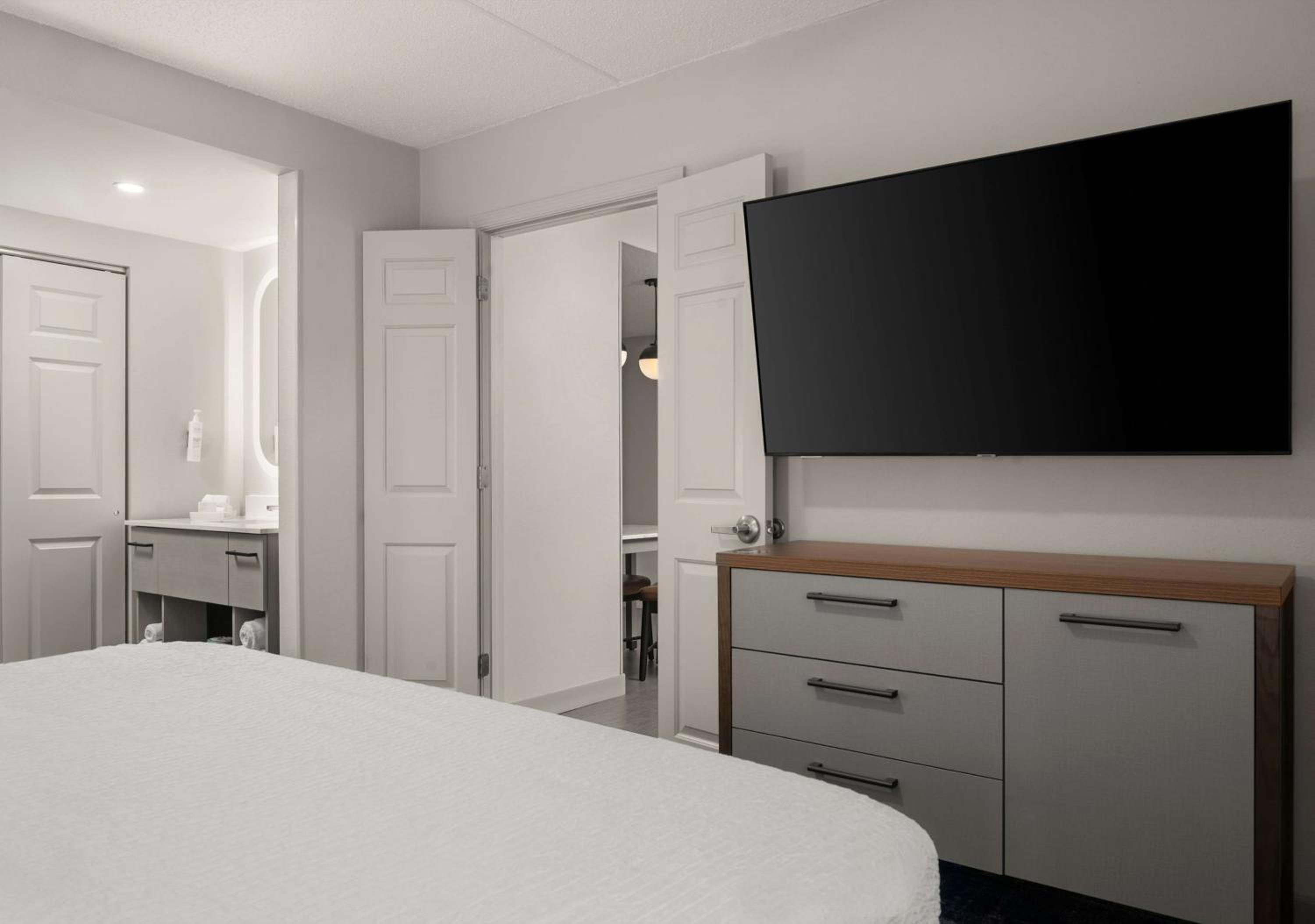 One-Bedroom King Suite - Non-Smoking - Photo 10