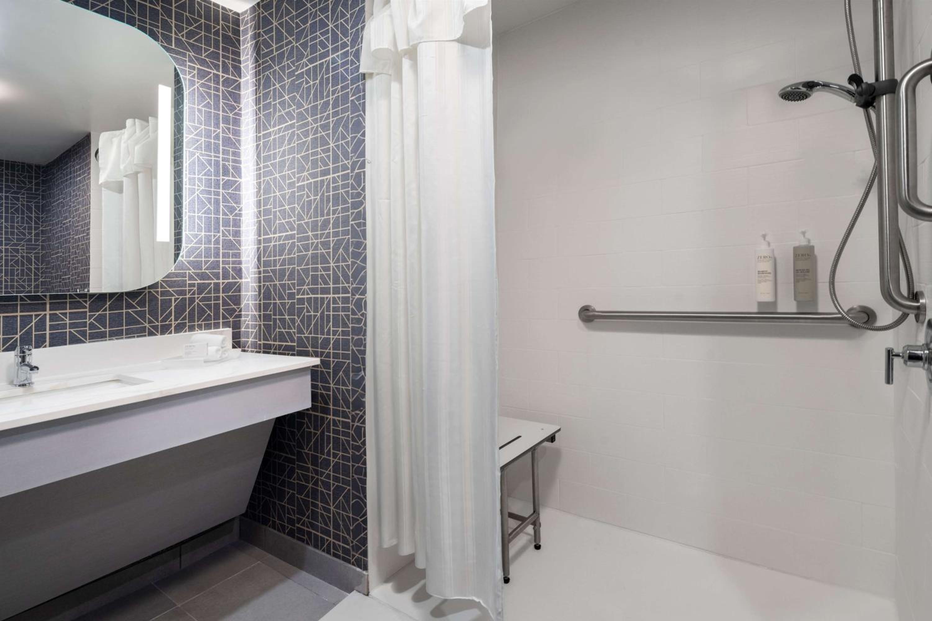 King Suite with Roll-In Shower - Mobility Access/Non-Smoking - Photo 3