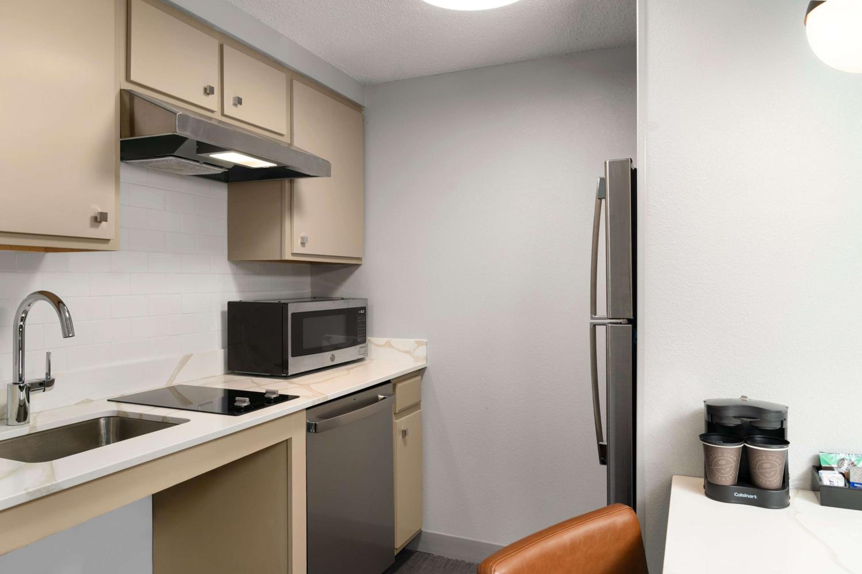 King Suite - Mobility Access/Non-Smoking - Photo 2