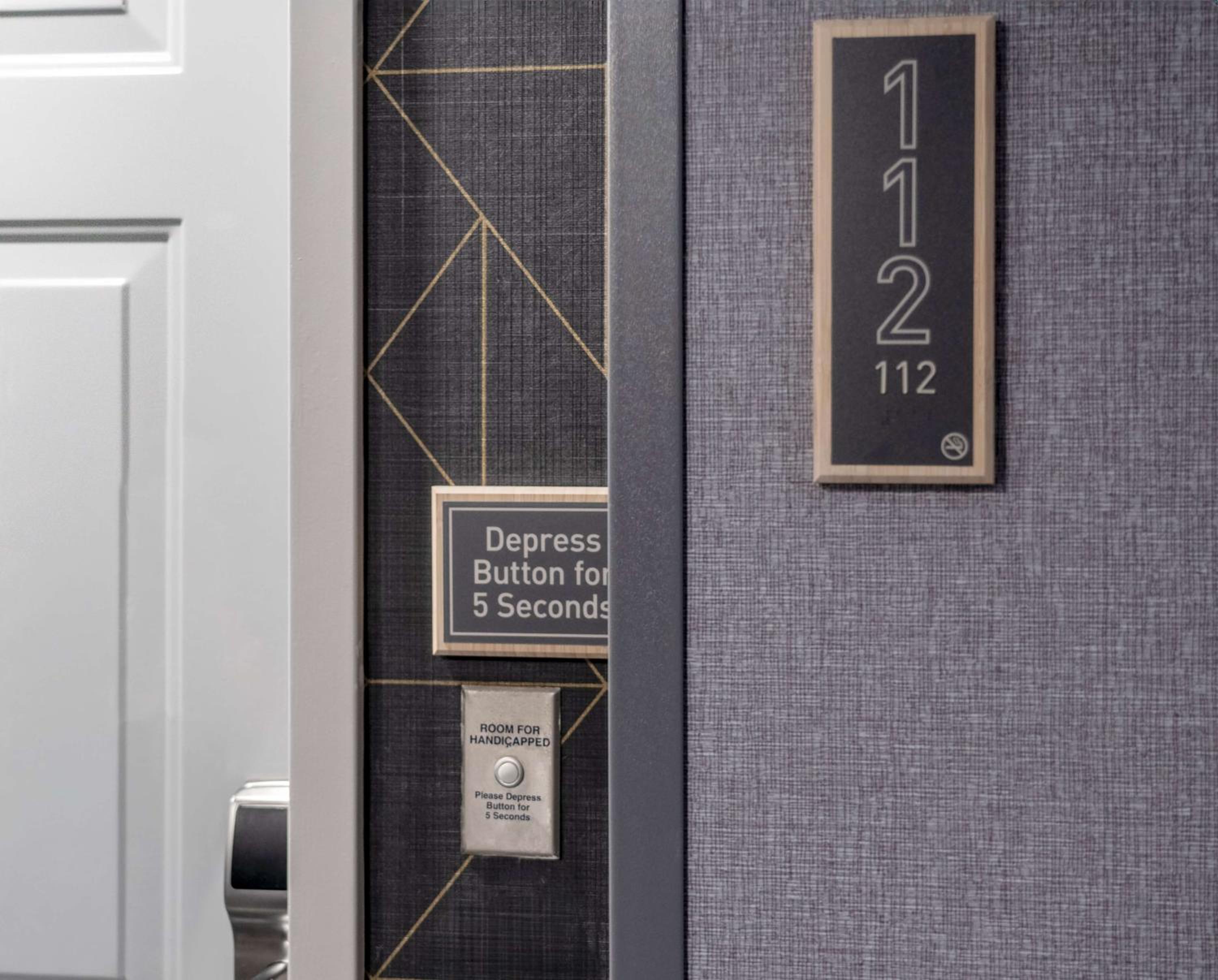 King Suite - Hearing Access/Non-Smoking - Photo 8