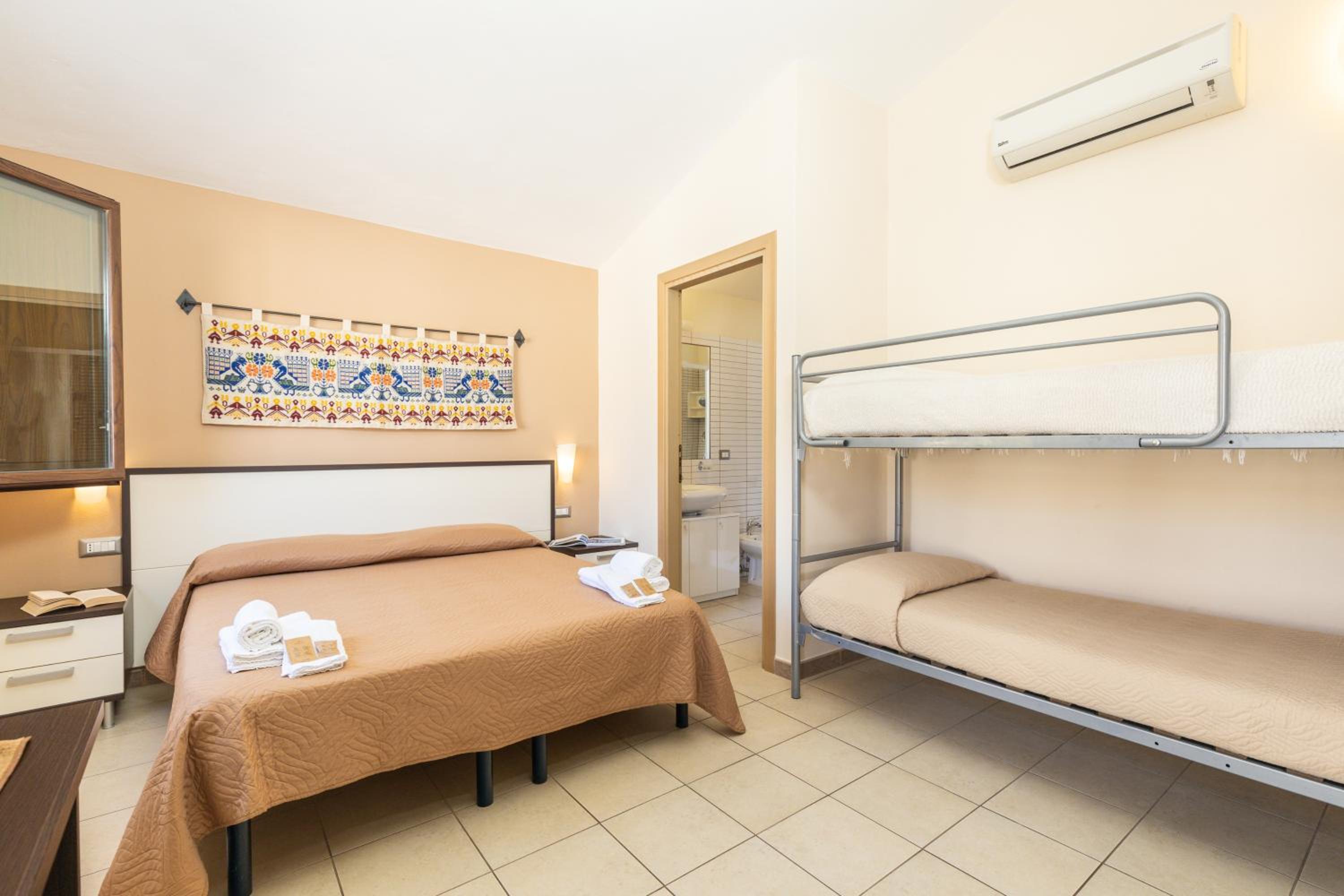 Quadruple Room with Mountain View photo 1