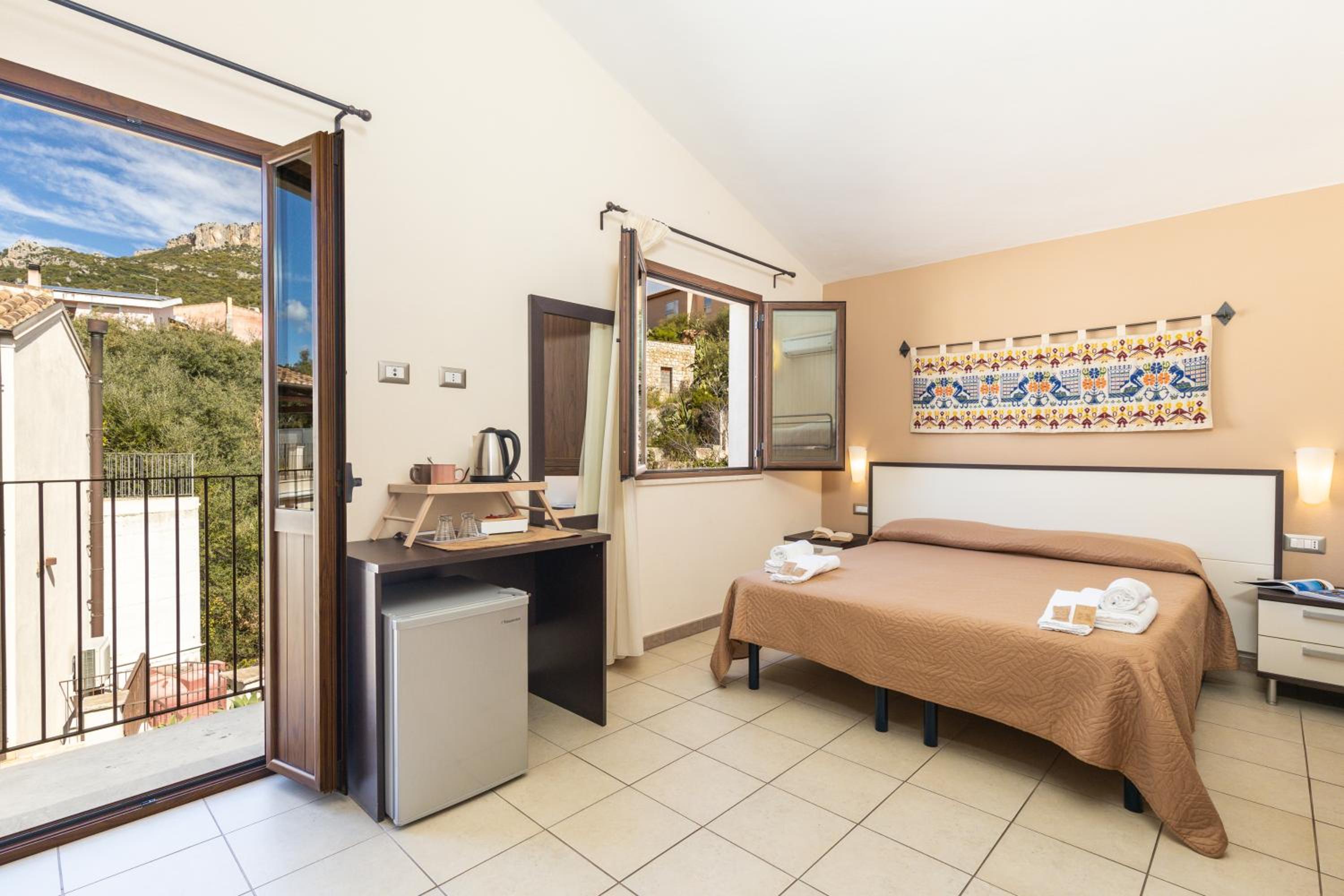 Quadruple Room with Mountain View photo 2