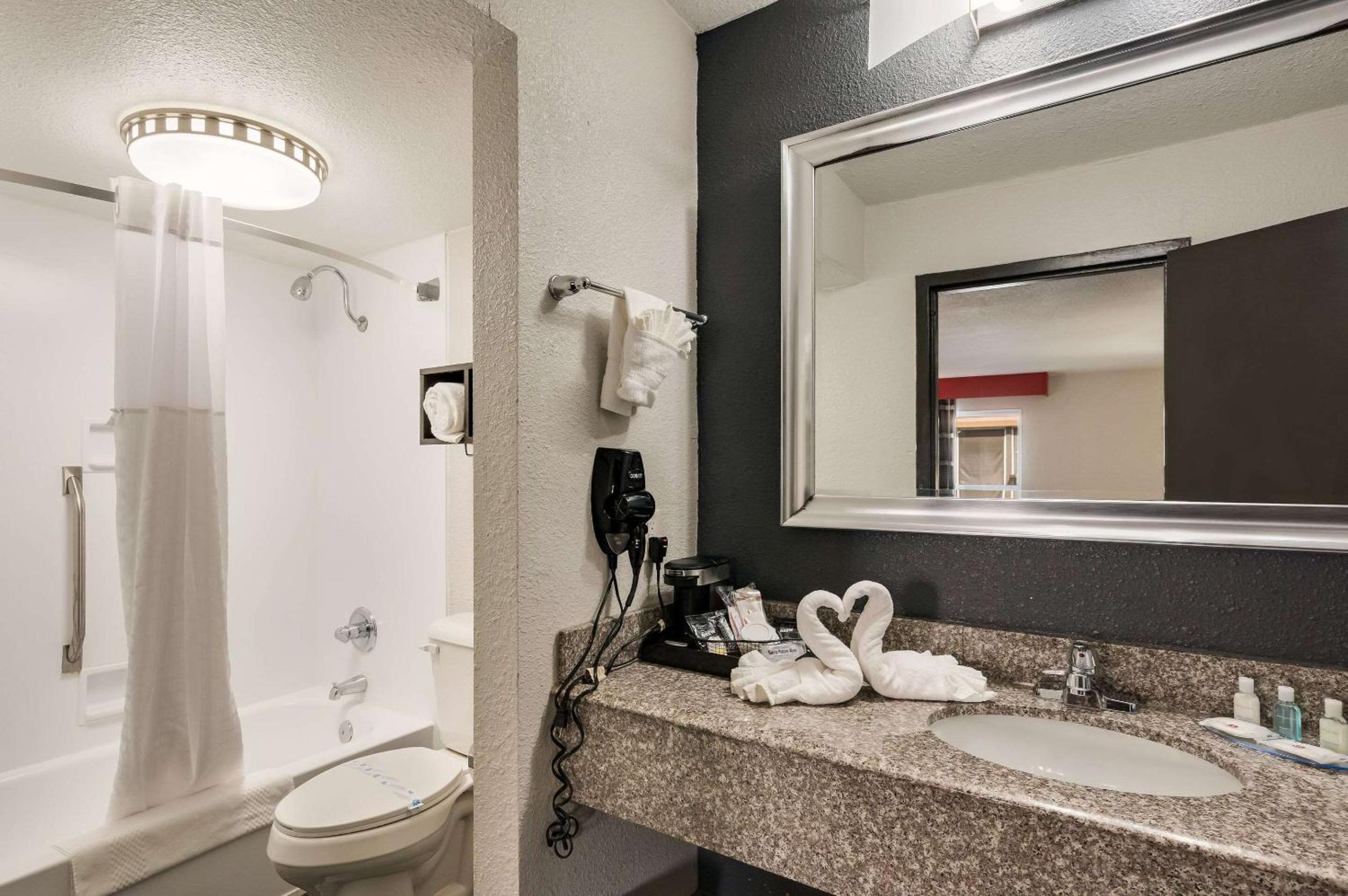 Queen Suite With Two Queen Beds And Jacuzzi - Non-Smoking photo 3