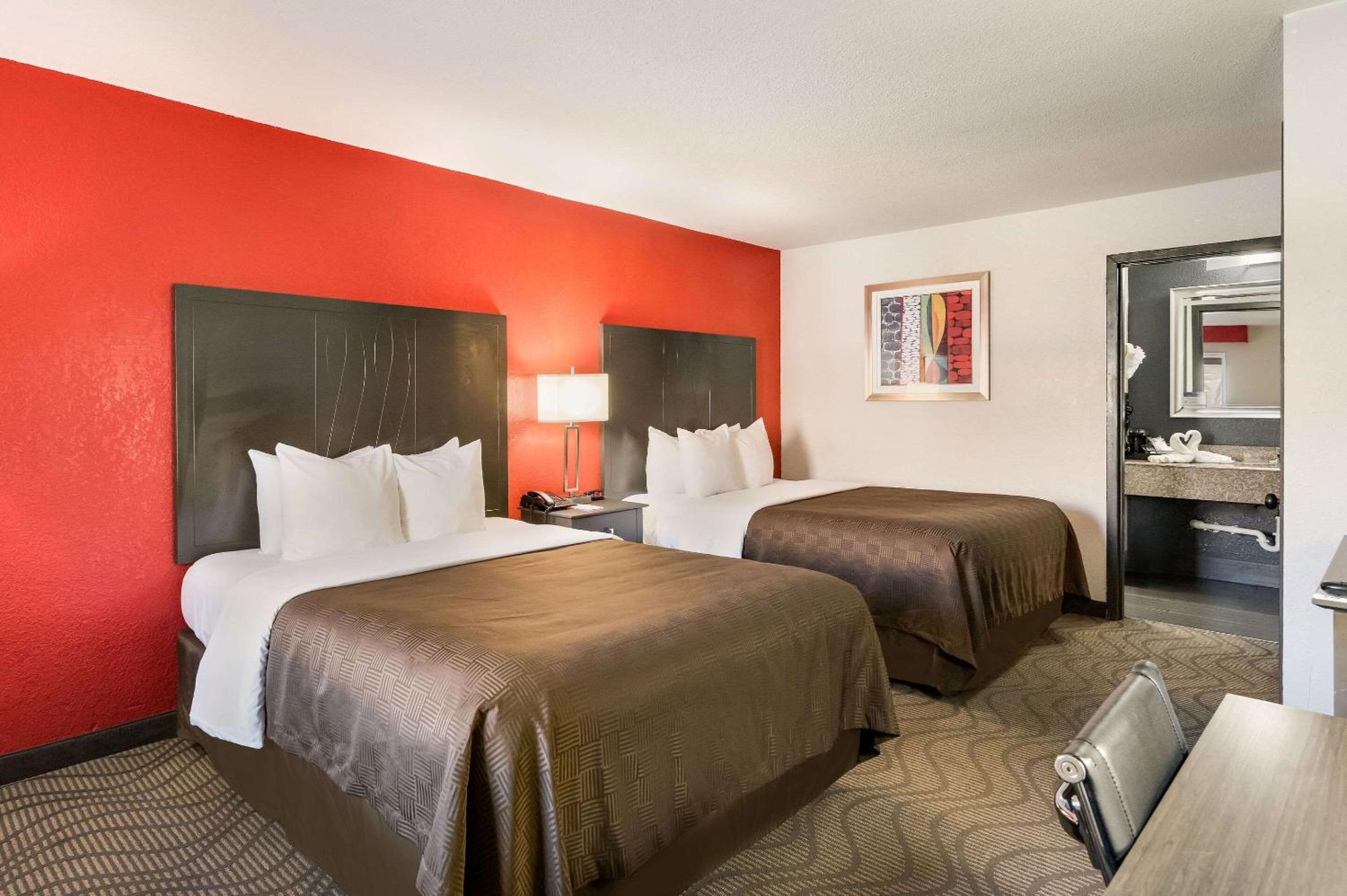 Queen Room With Two Queen Beds And Sofa-Bed - Non-Smoking photo 1