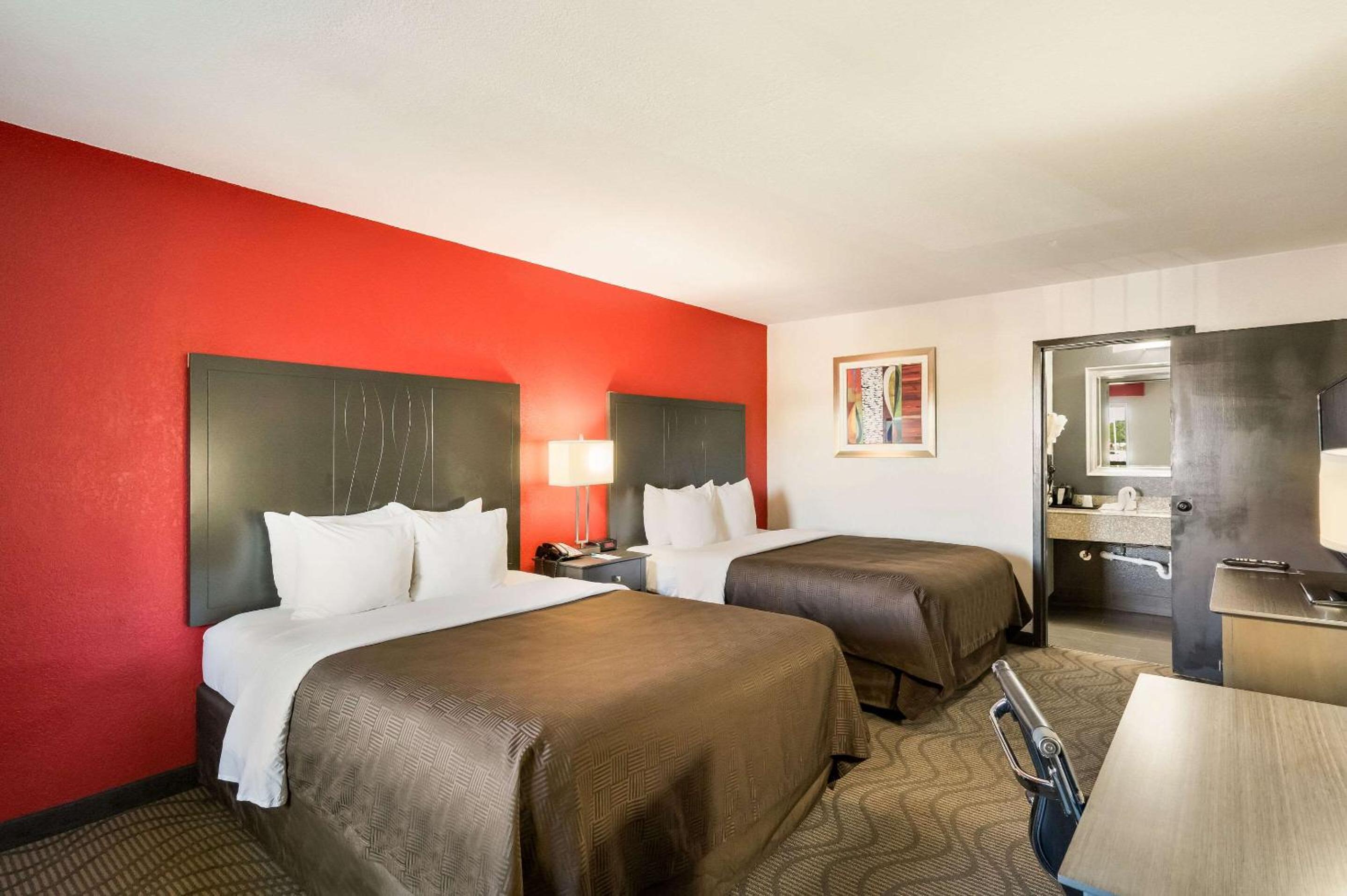 Queen Room With Two Queen Beds And Sofa-Bed - Non-Smoking photo 2