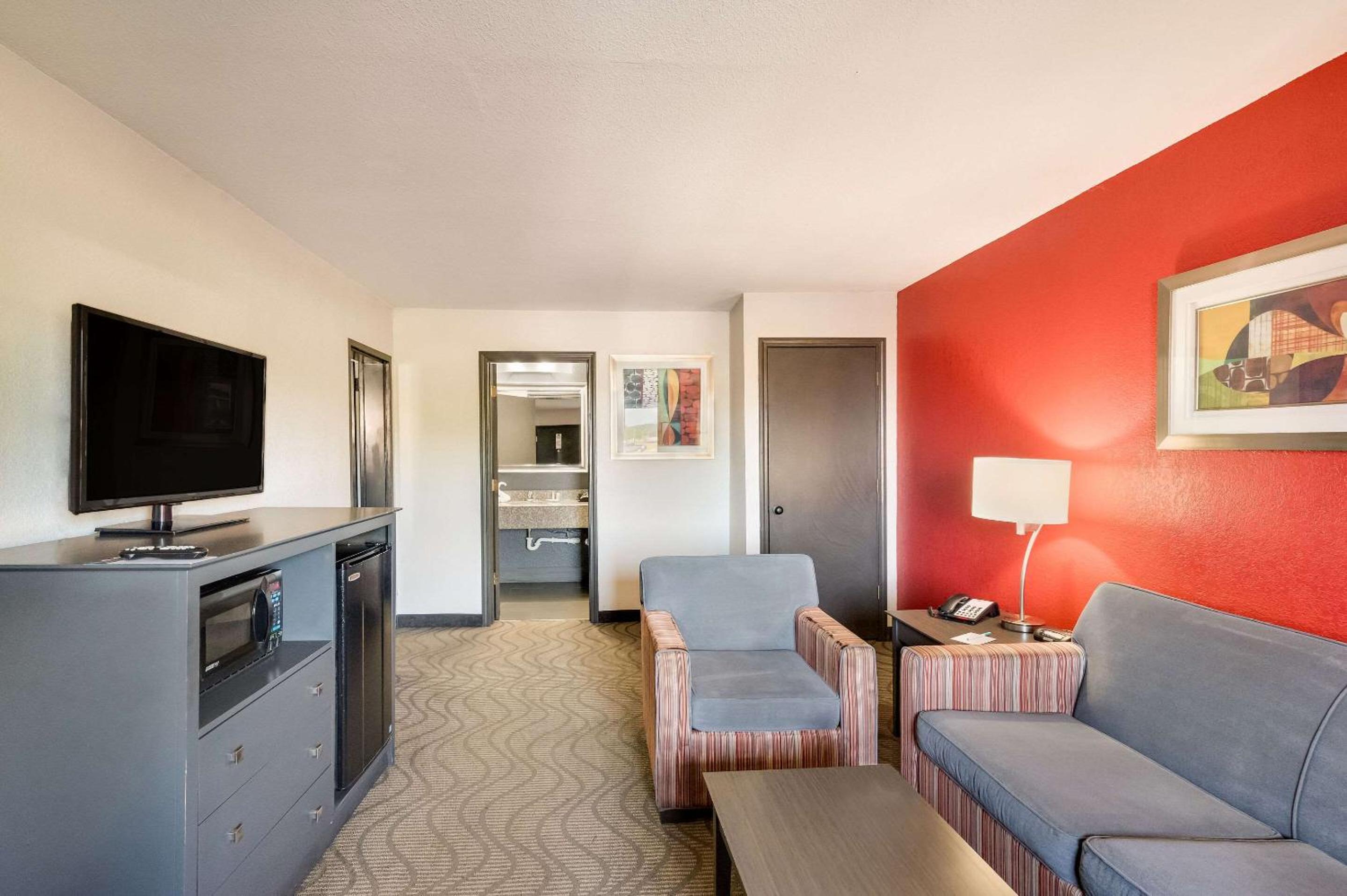 Queen Room With Two Queen Beds And Sofa-Bed - Non-Smoking photo 3
