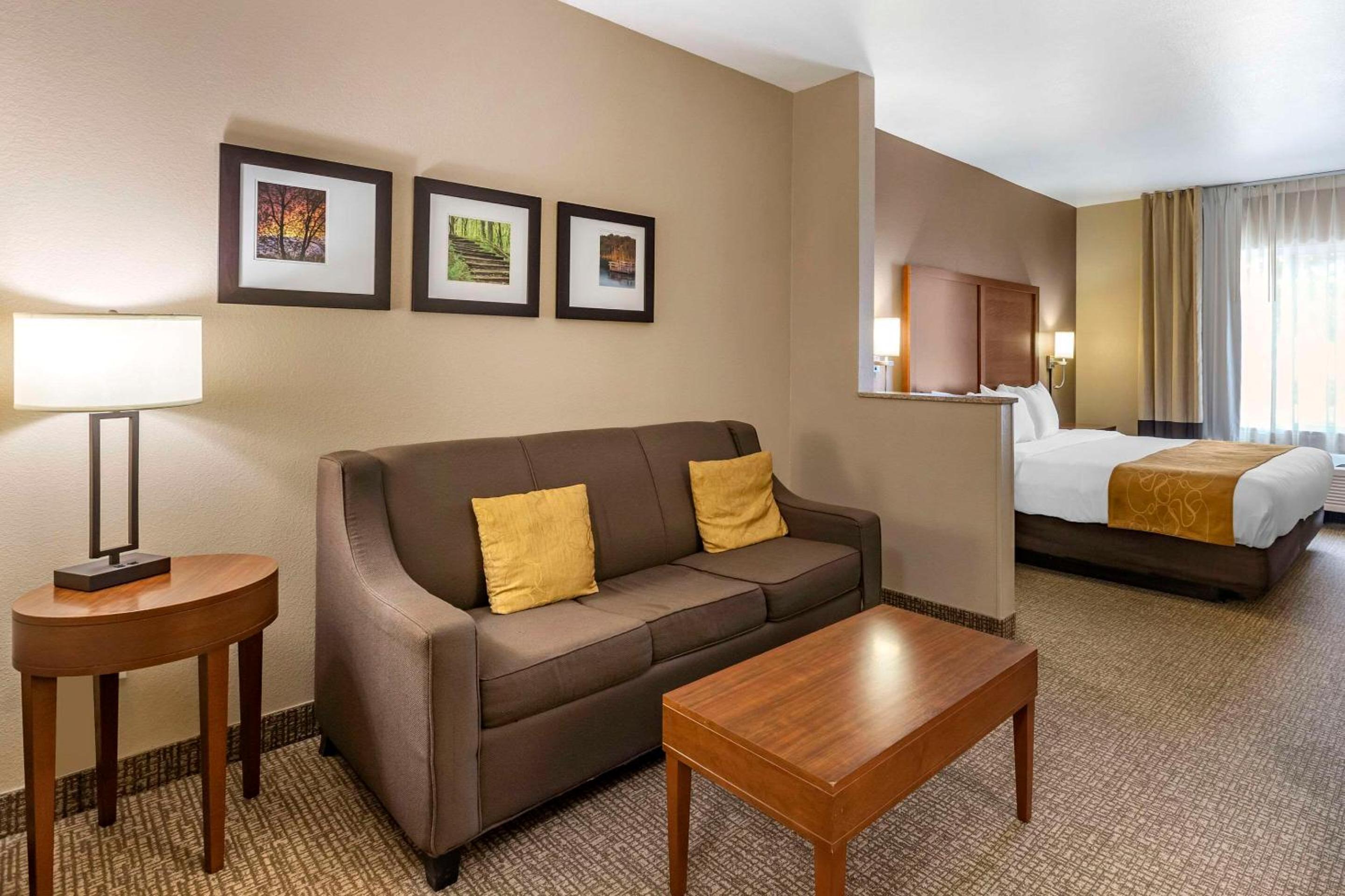 King Suite - Non-Smoking - Photo 1