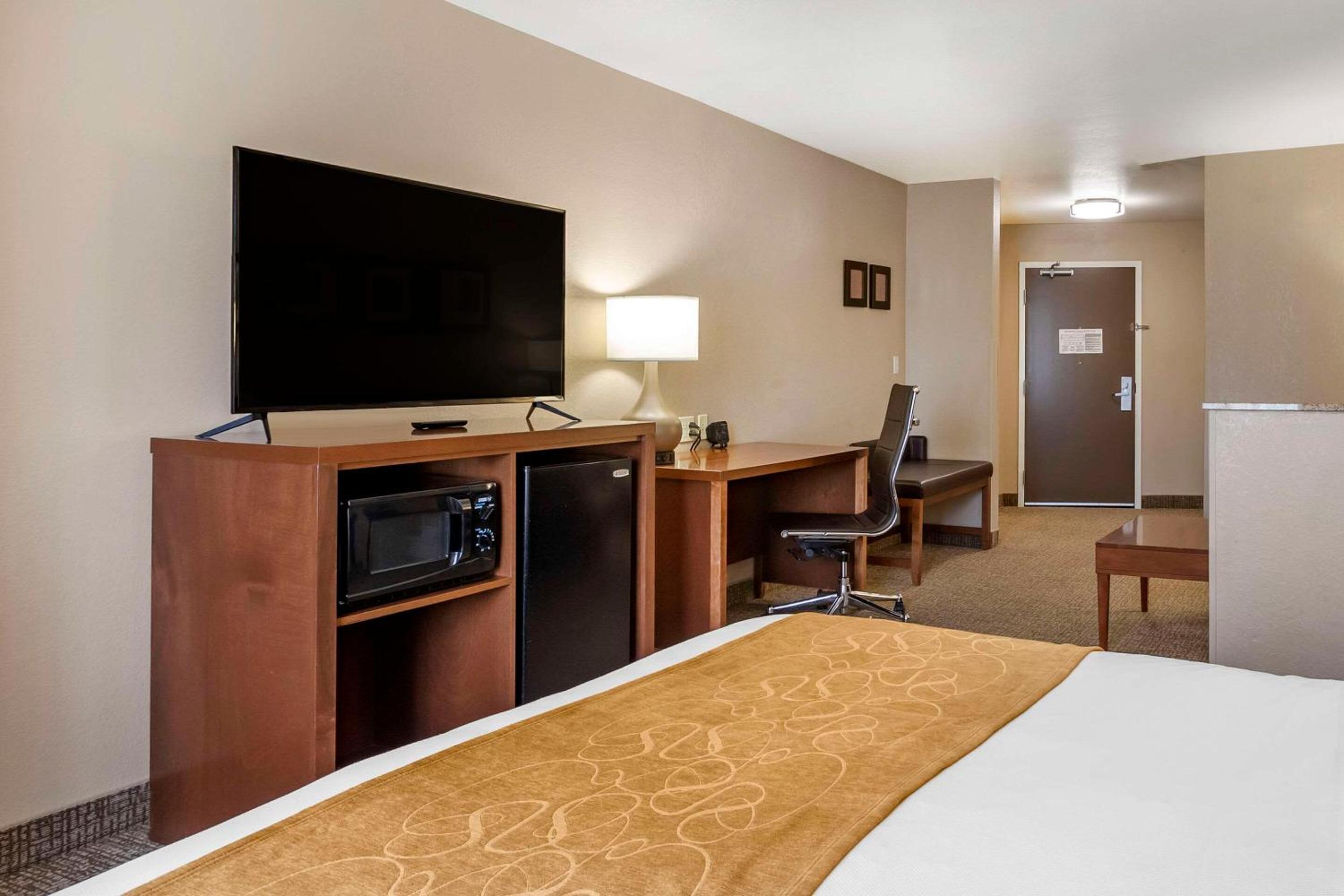 Business King Room - Accessible/Non-Smoking - Photo 5