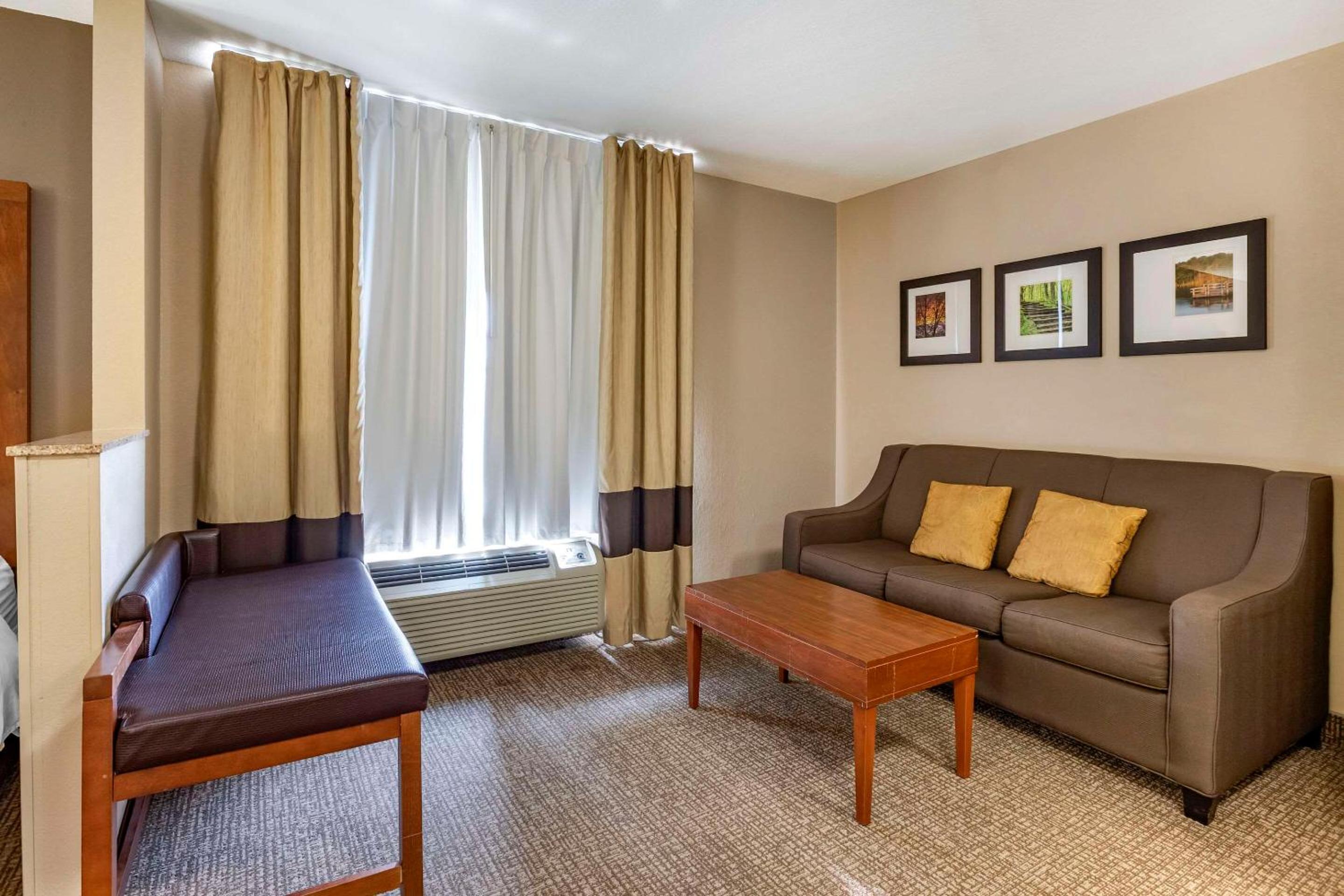 Business Queen Room with Two Queen Beds - Accessible/Non-Smoking - Photo 1