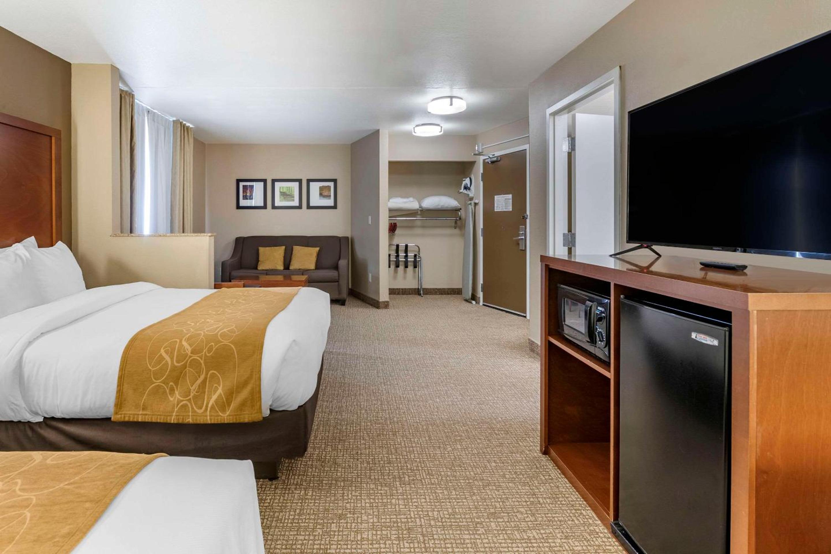 Business Queen Room with Two Queen Beds - Accessible/Non-Smoking - Photo 2