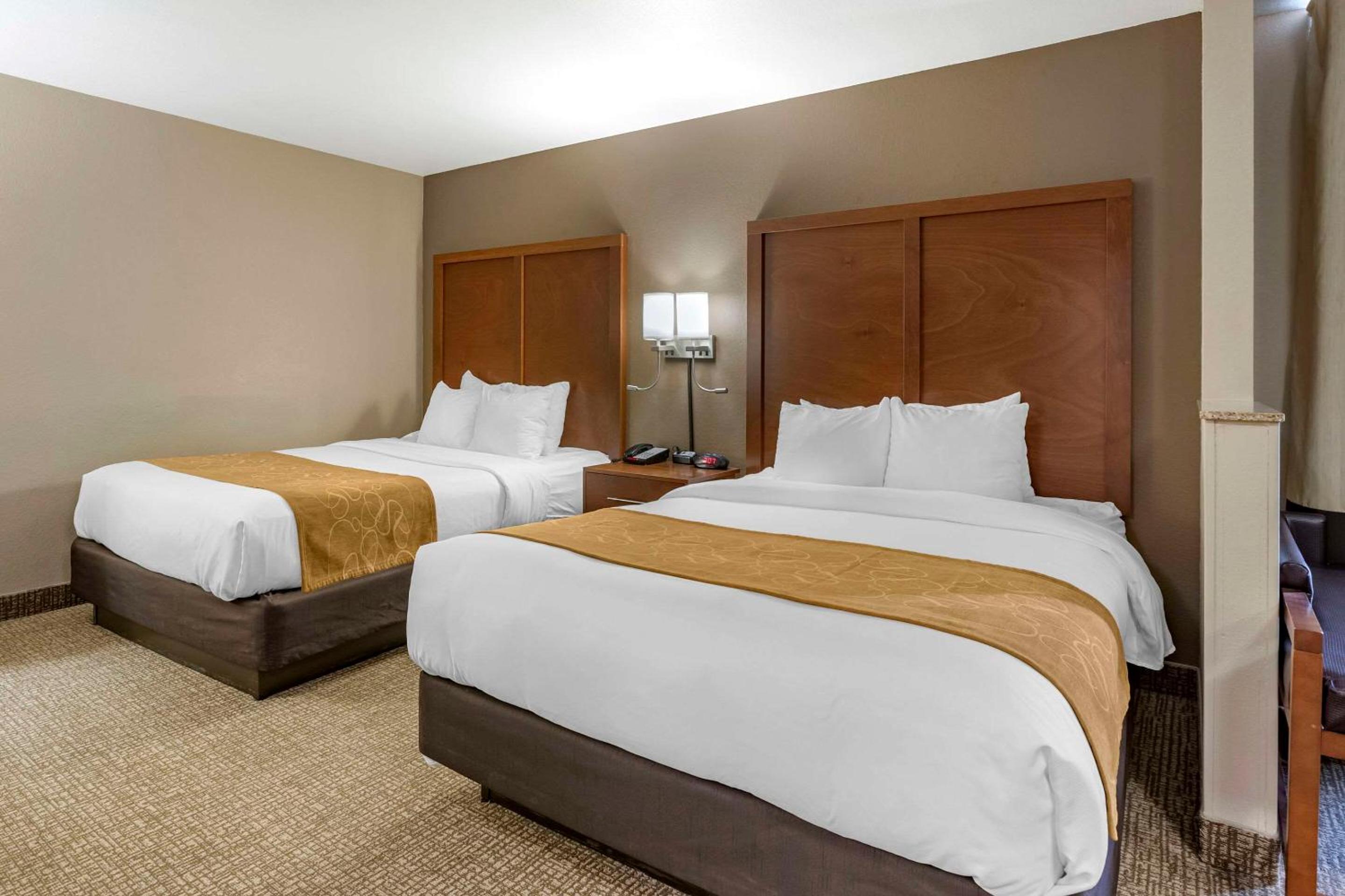 Queen Suite with Two Queen Beds - Non-Smoking - Photo 1