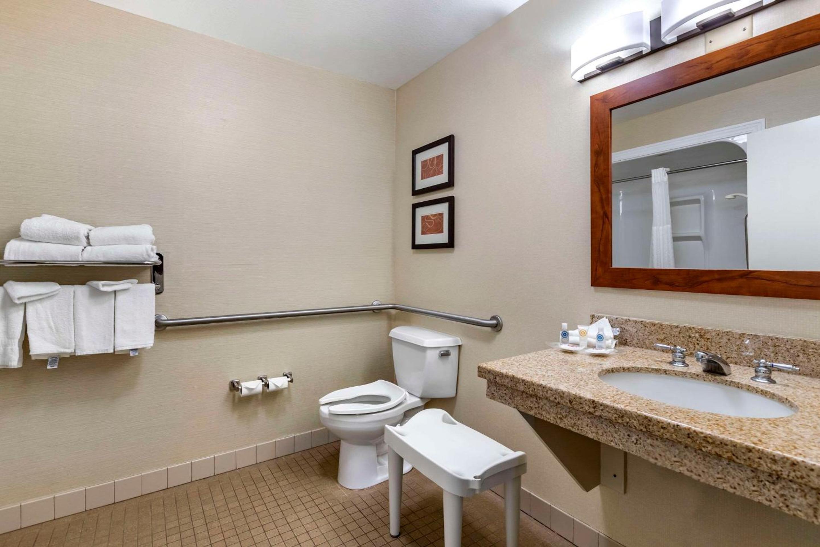 Business Queen Room with Two Queen Beds - Accessible/Non-Smoking - Photo 5
