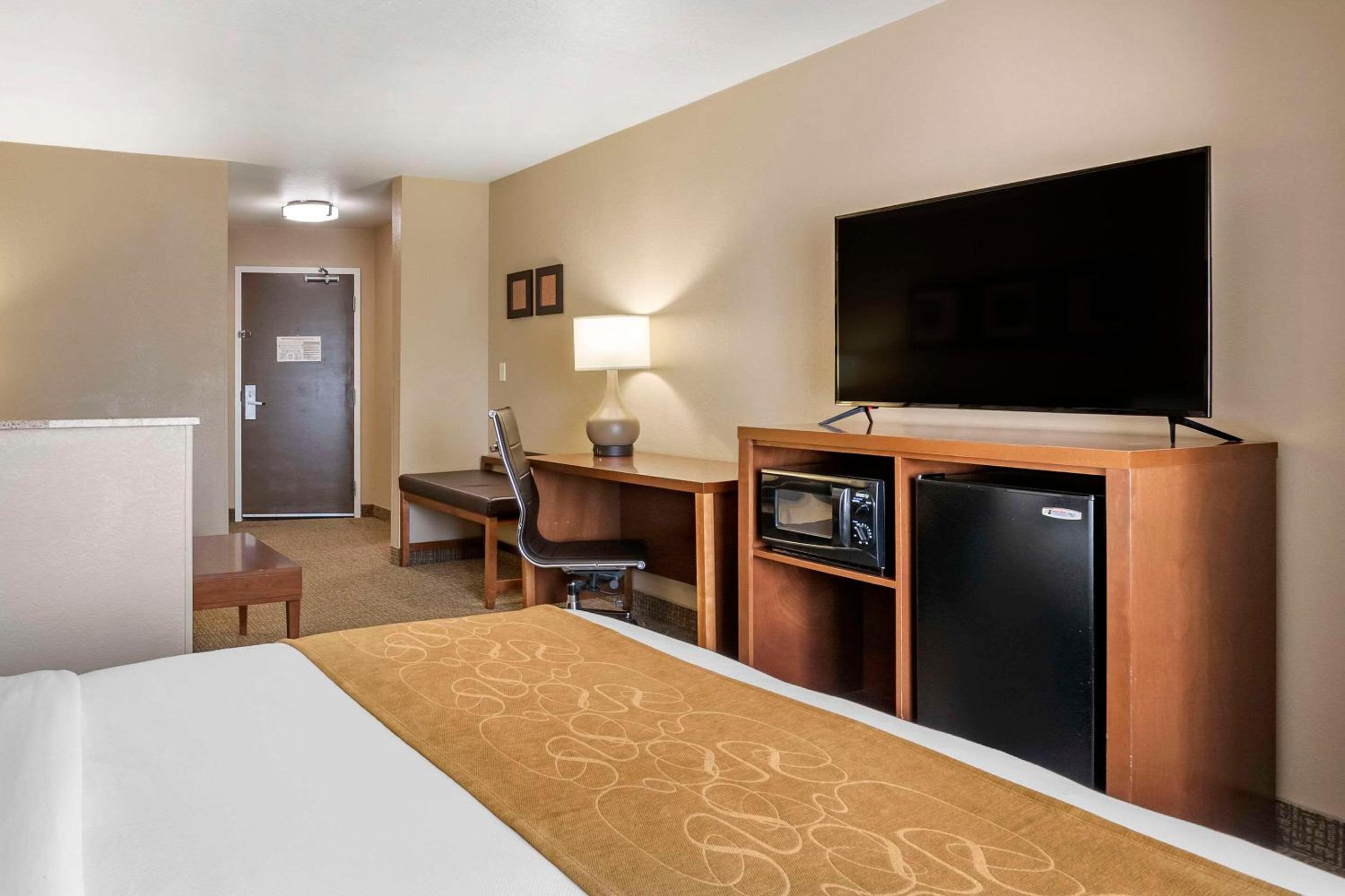 King Suite - Non-Smoking - Photo 6