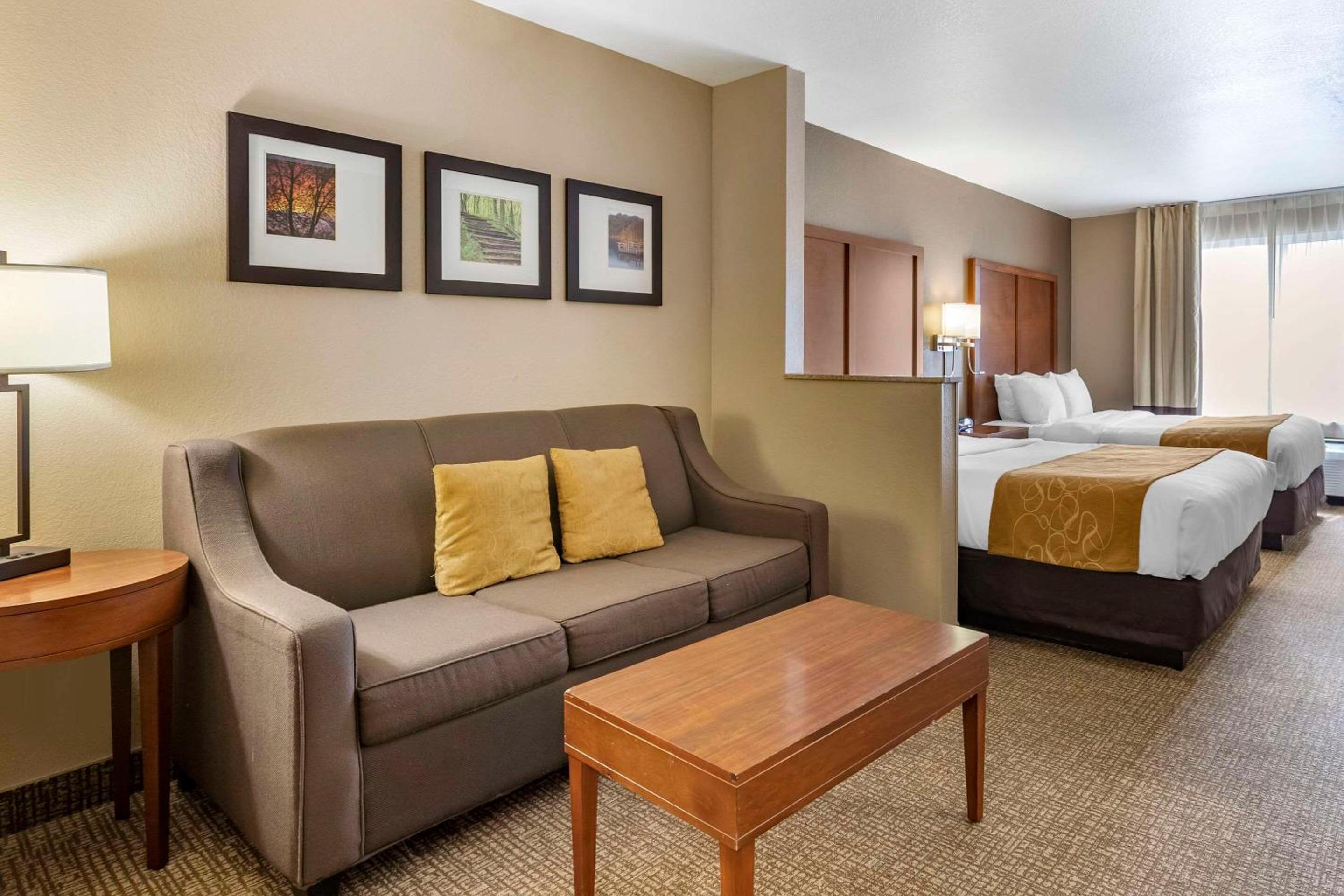 Queen Suite with Two Queen Beds - Non-Smoking - Photo 5