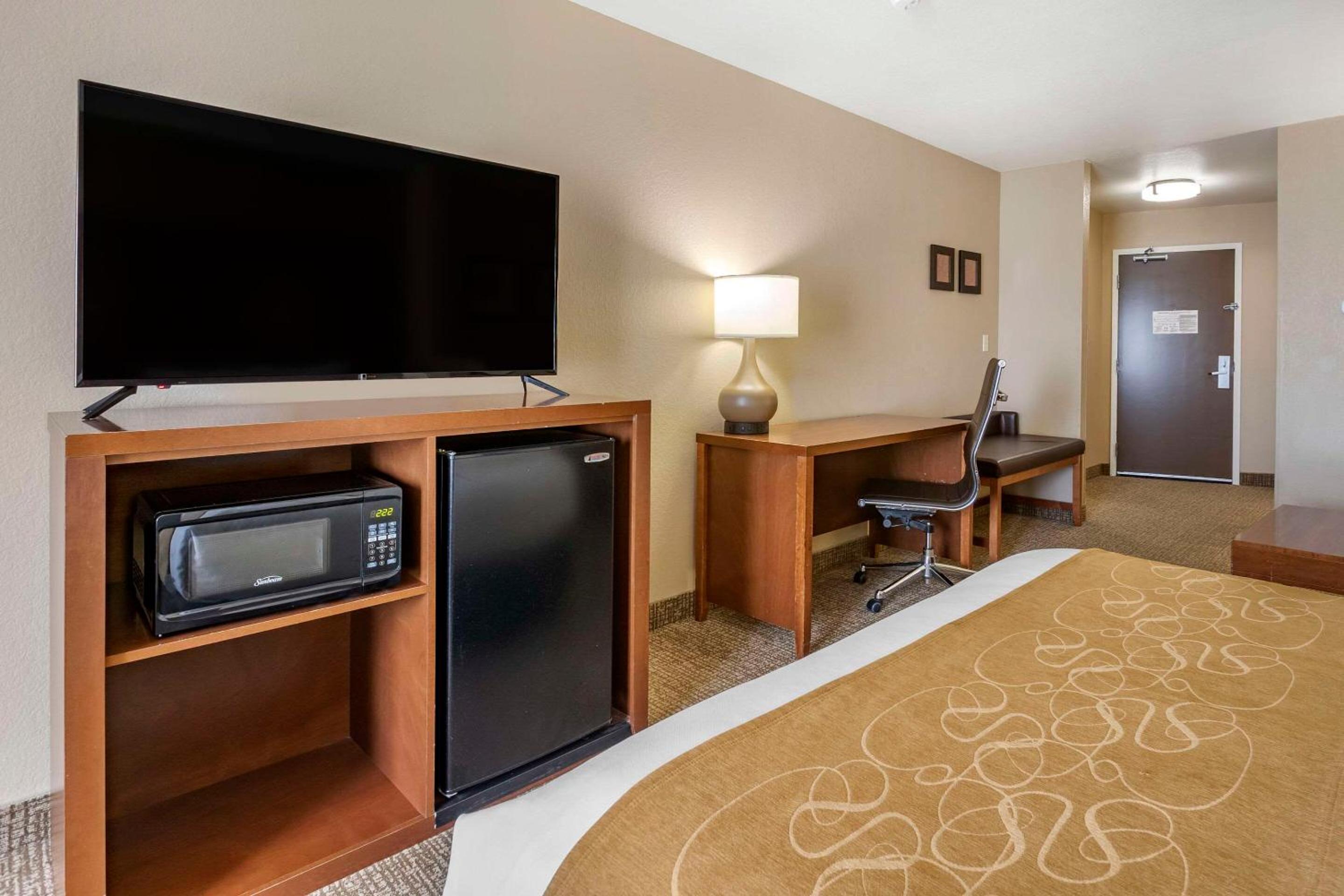 Queen Suite with Two Queen Beds - Non-Smoking - Photo 3