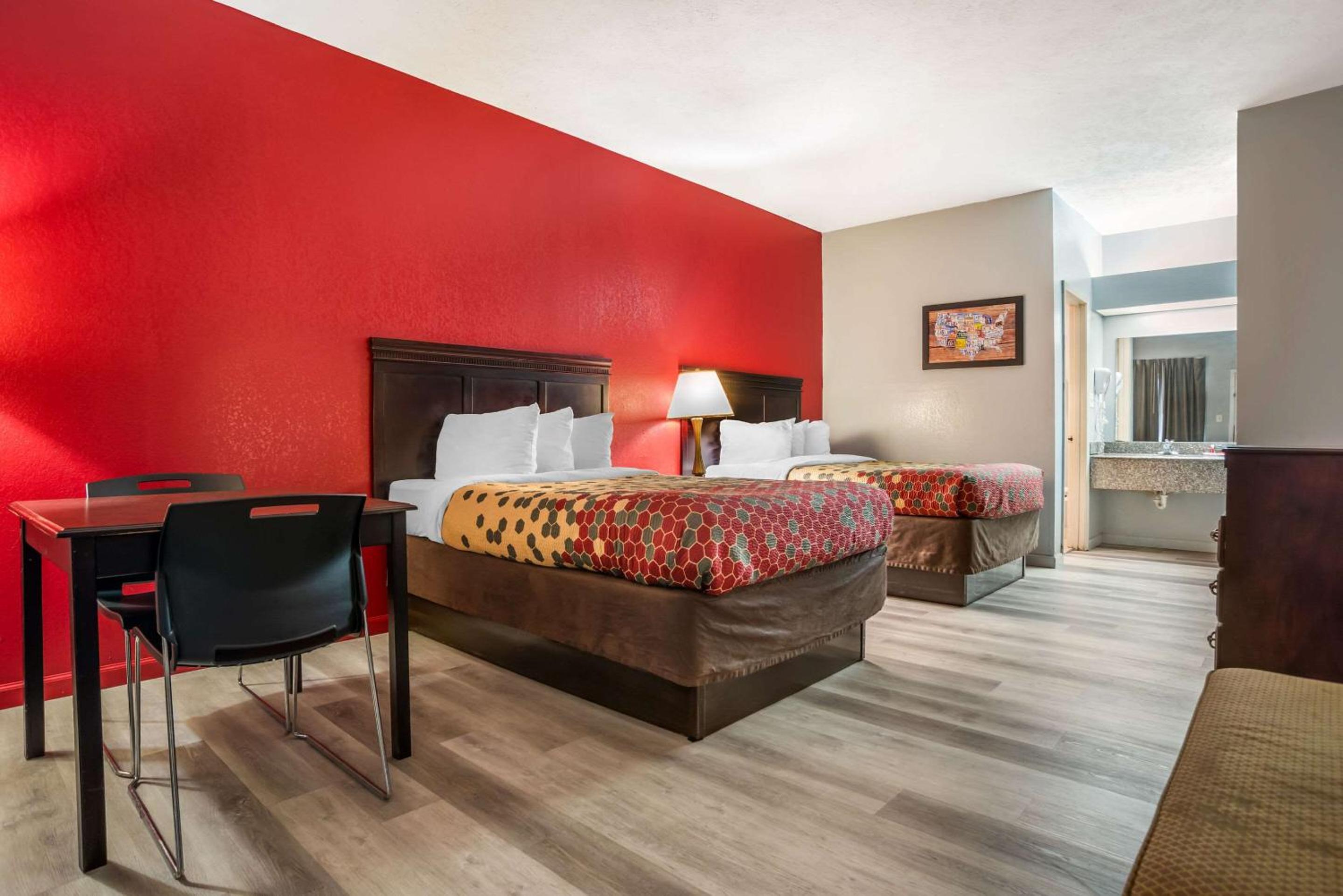 Double Room with Two Double Beds - Smoking - Photo 1