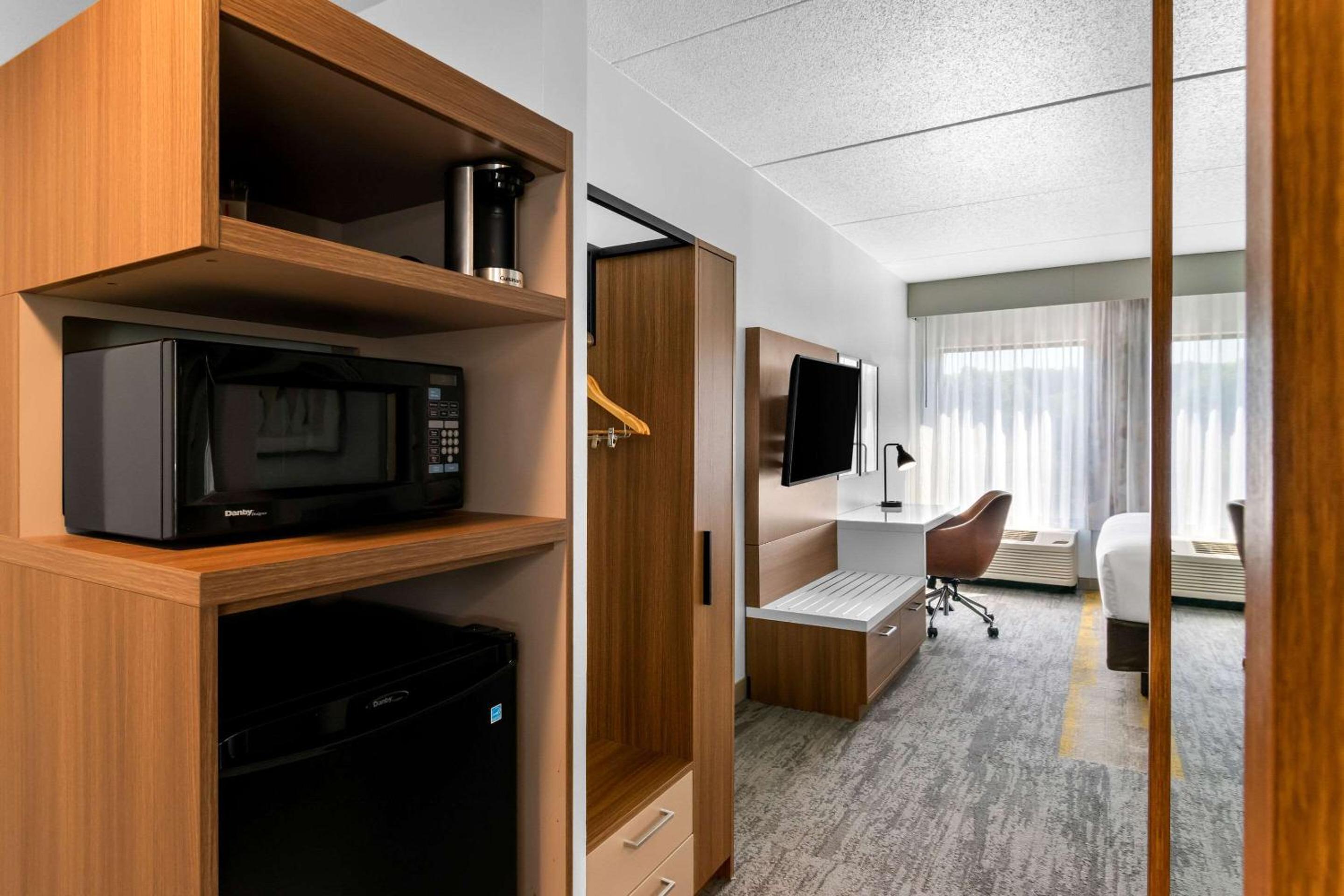King Room - Non-Smoking - Photo 9