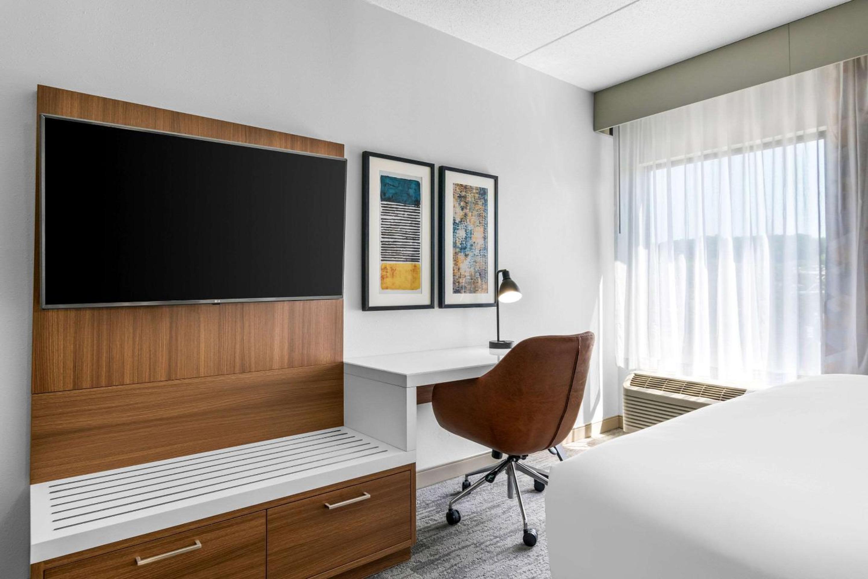 King Room - Non-Smoking - Photo 5