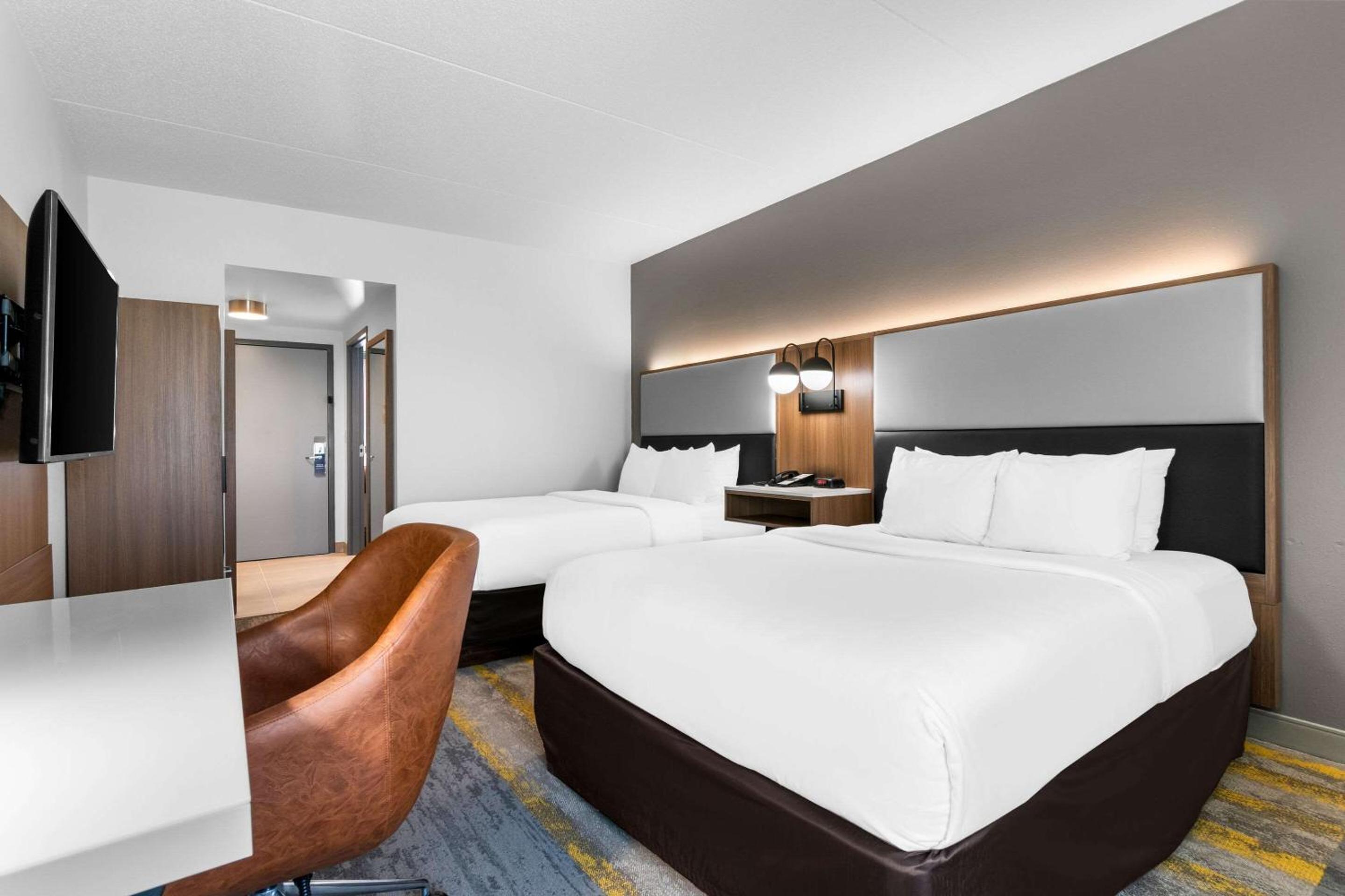 Queen Room with Two Queen Beds - Non-Smoking - Photo 2