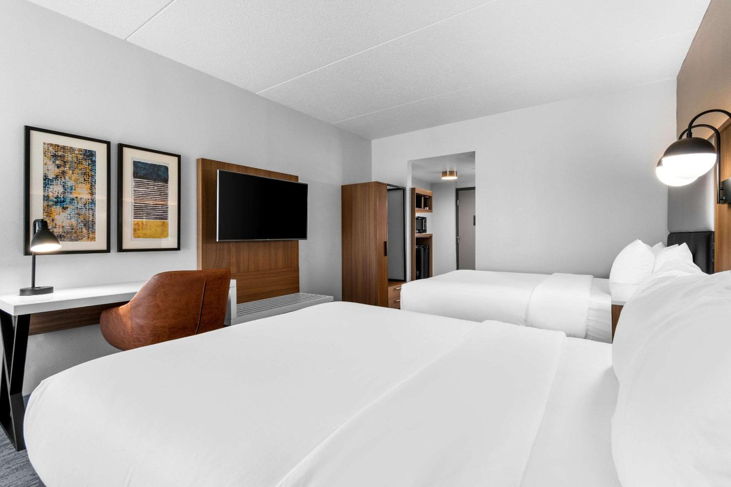 Queen Room with Two Queen Beds - Non-Smoking - Photo 3