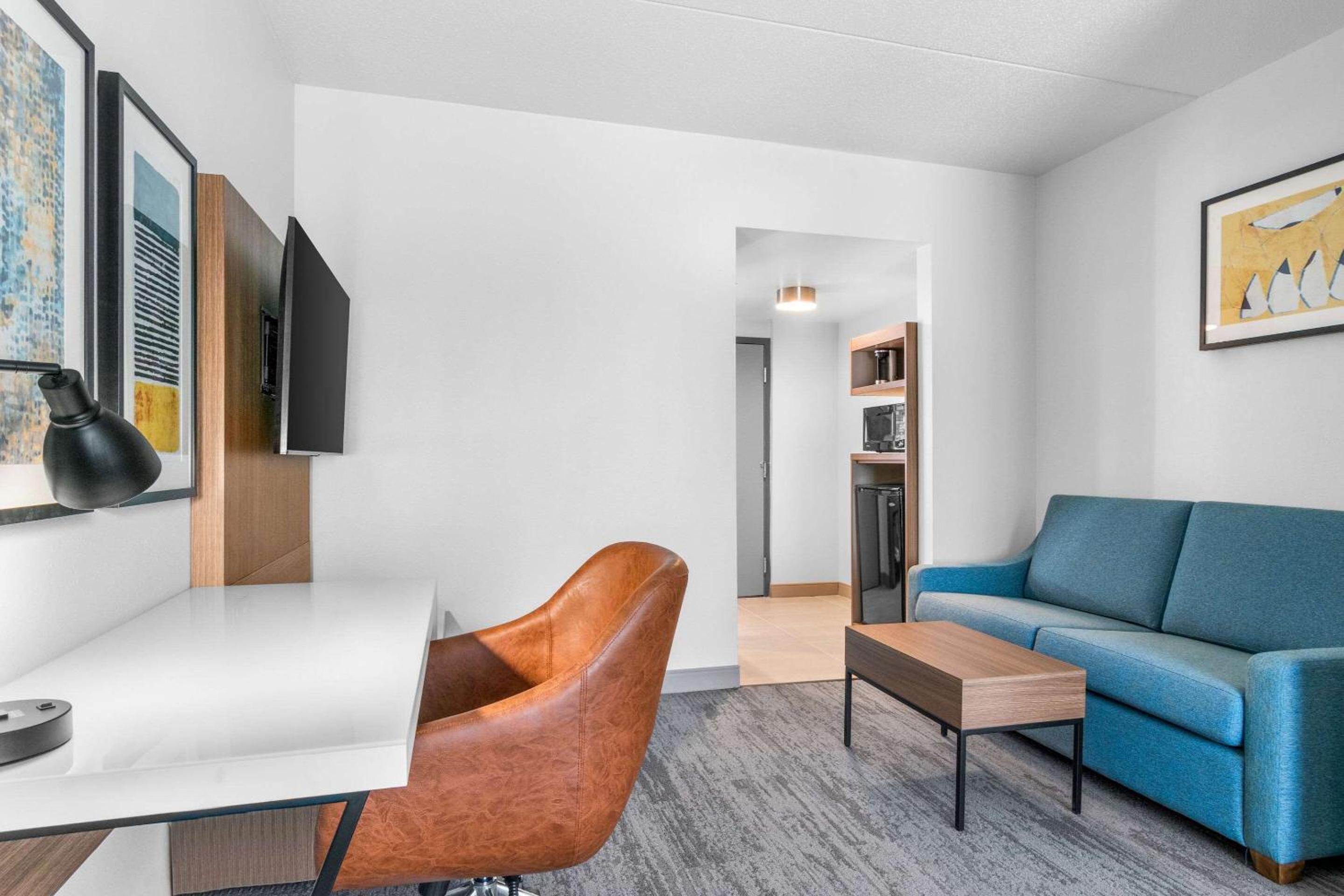King Suite - Non-Smoking - Photo 2