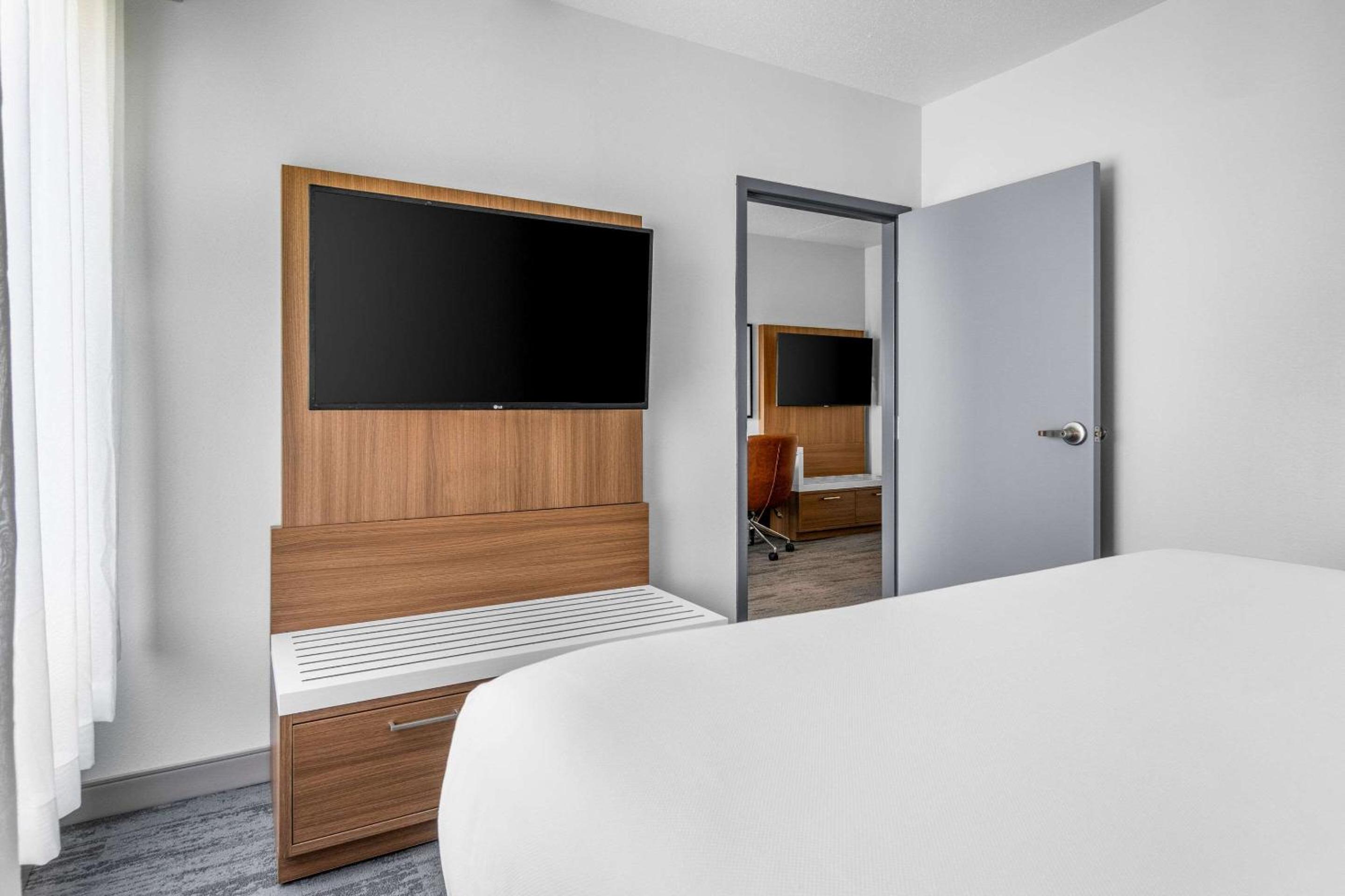 King Suite - Non-Smoking - Photo 4