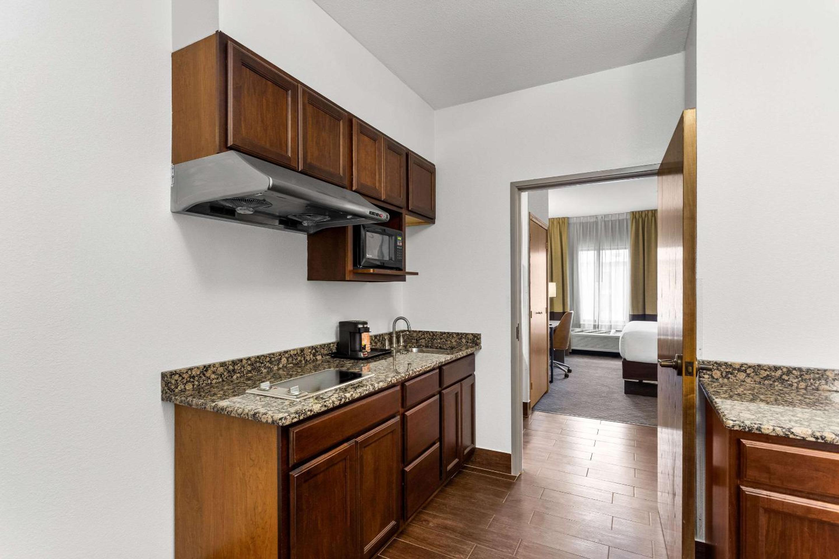 Standard Queen Suite with Two Queen Beds - Photo 2