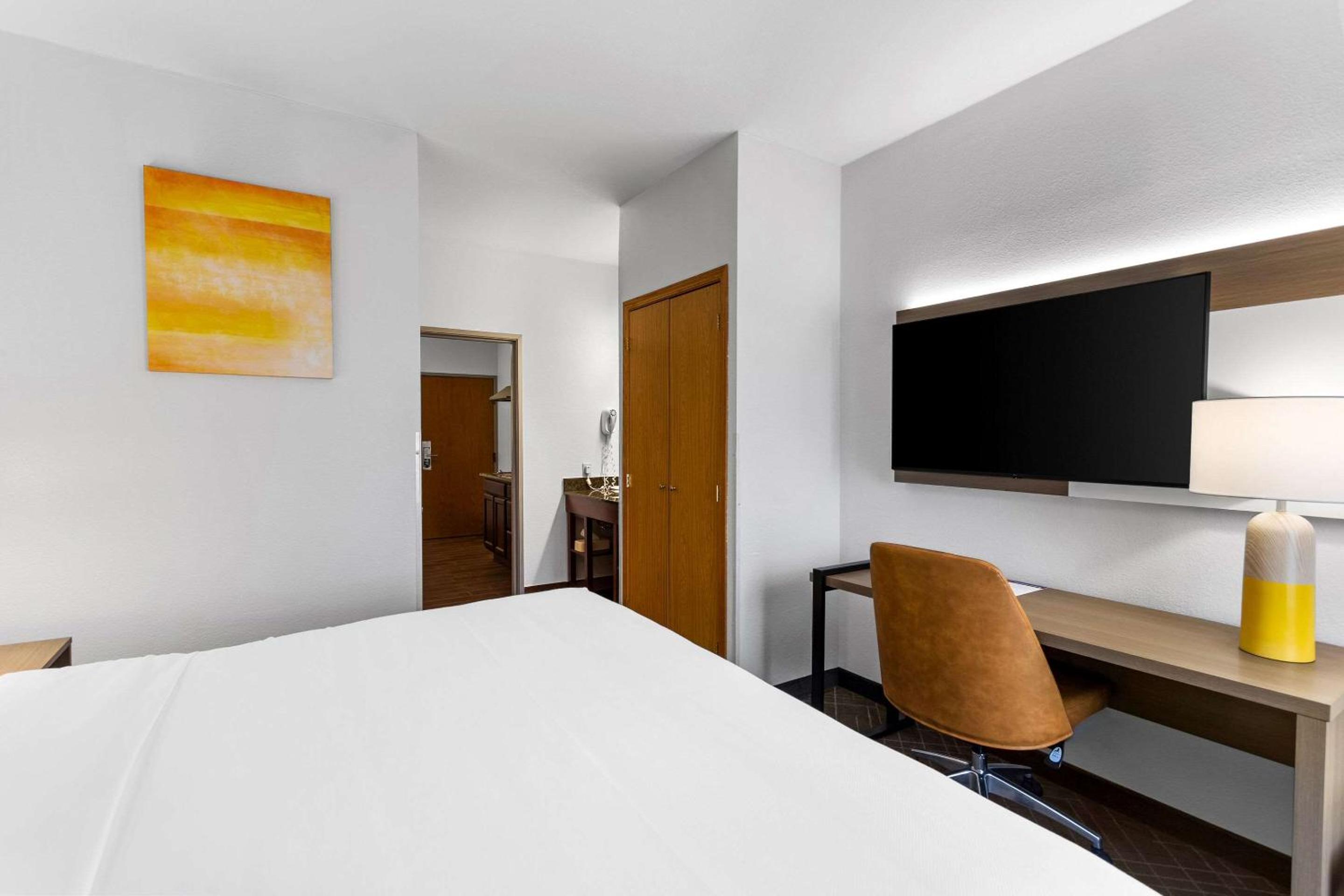 King Suite with Spa Bath - Photo 5