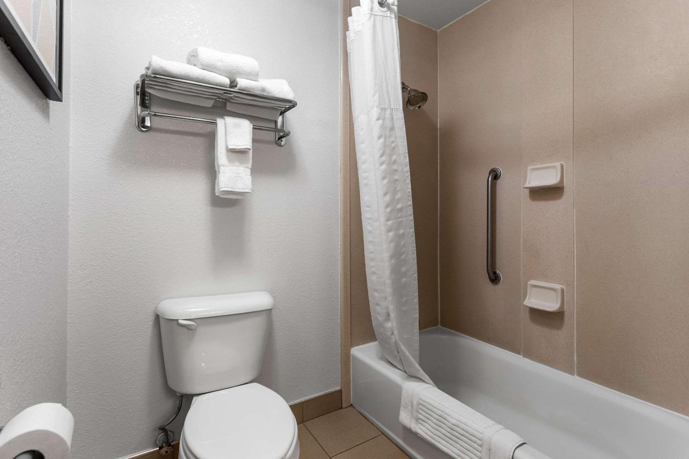 Standard Queen Suite with Two Queen Beds - Photo 4