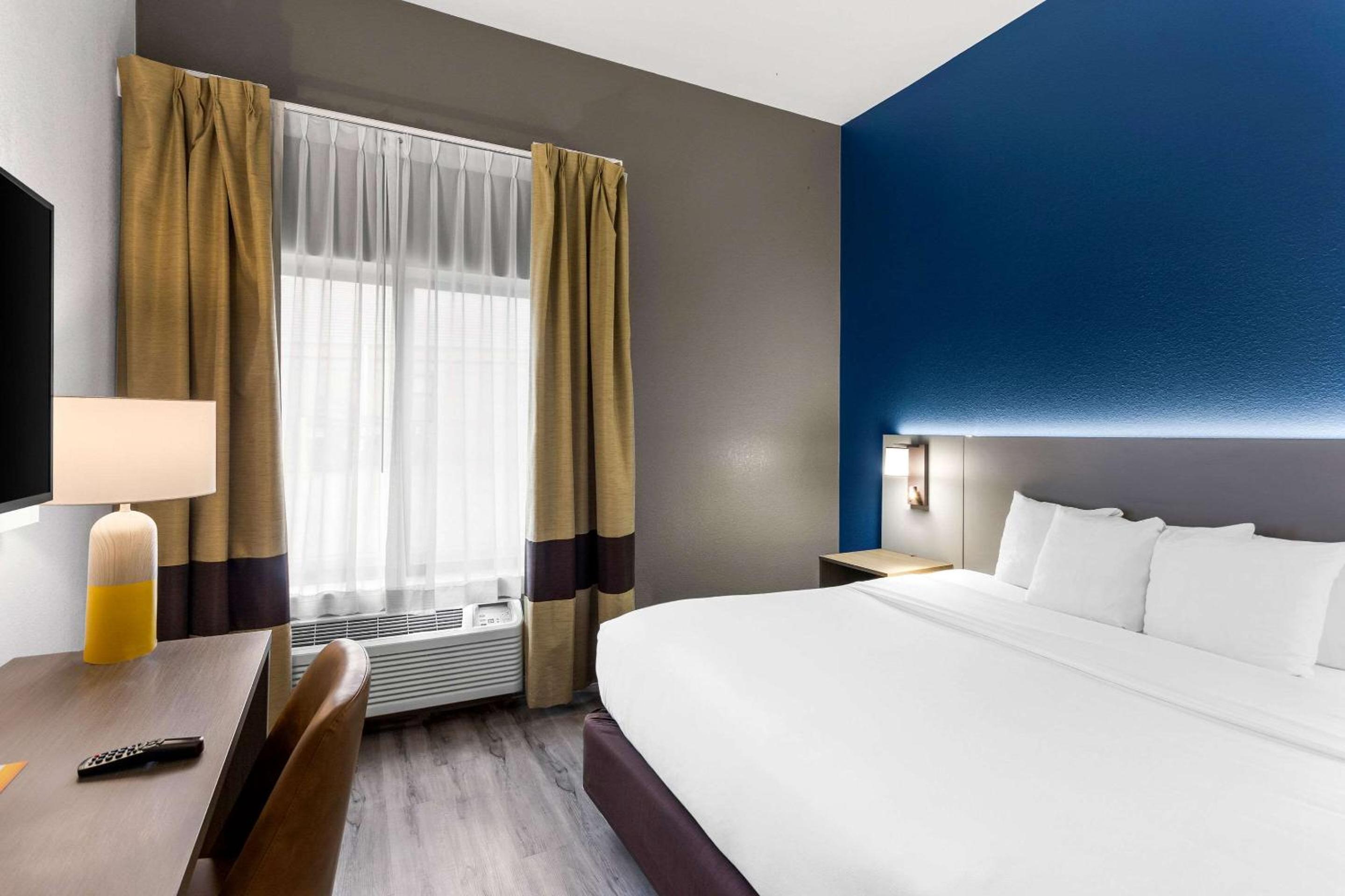 King Suite with Spa Bath - Photo 6