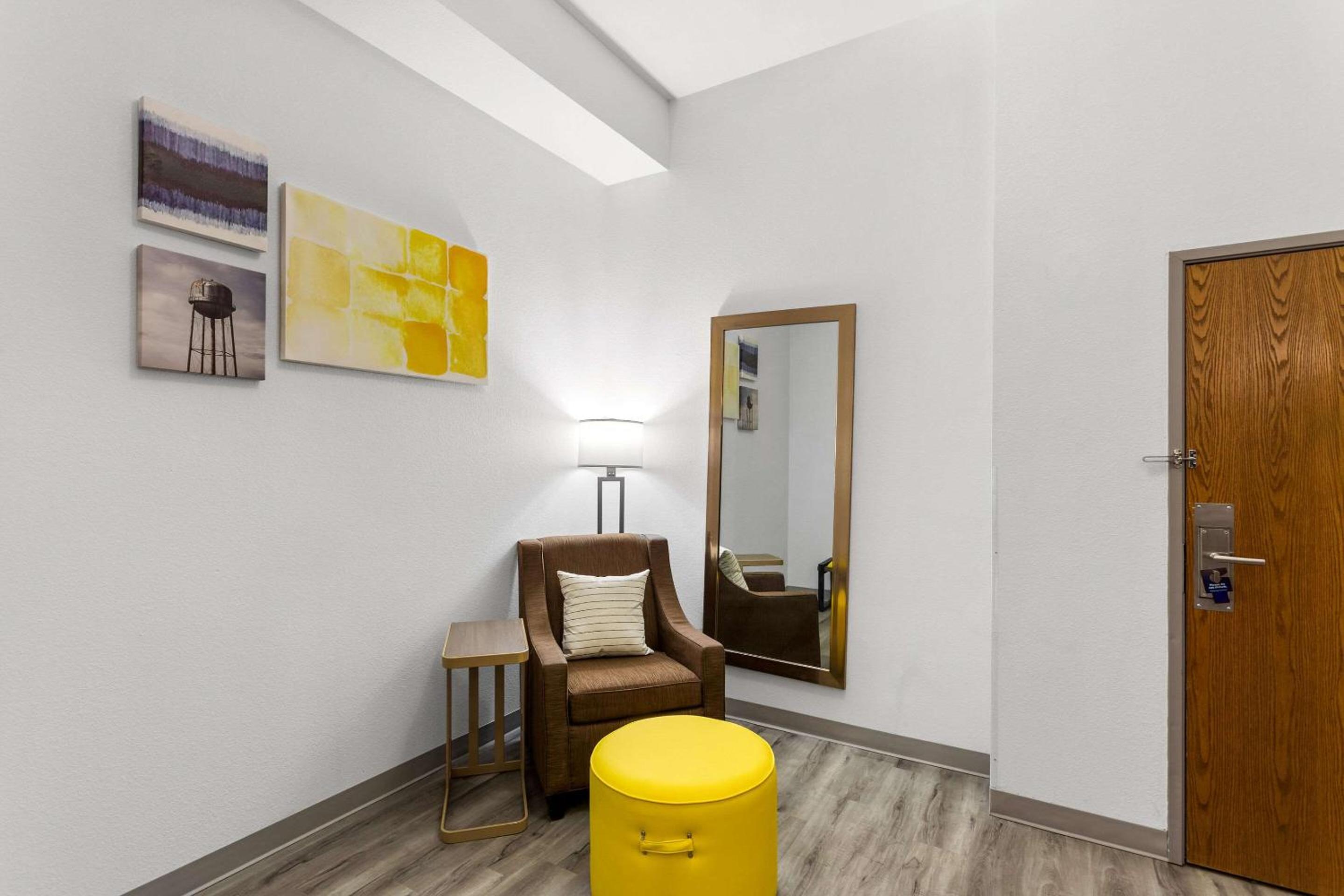King Suite - Accessible/Non-Smoking - Photo 2
