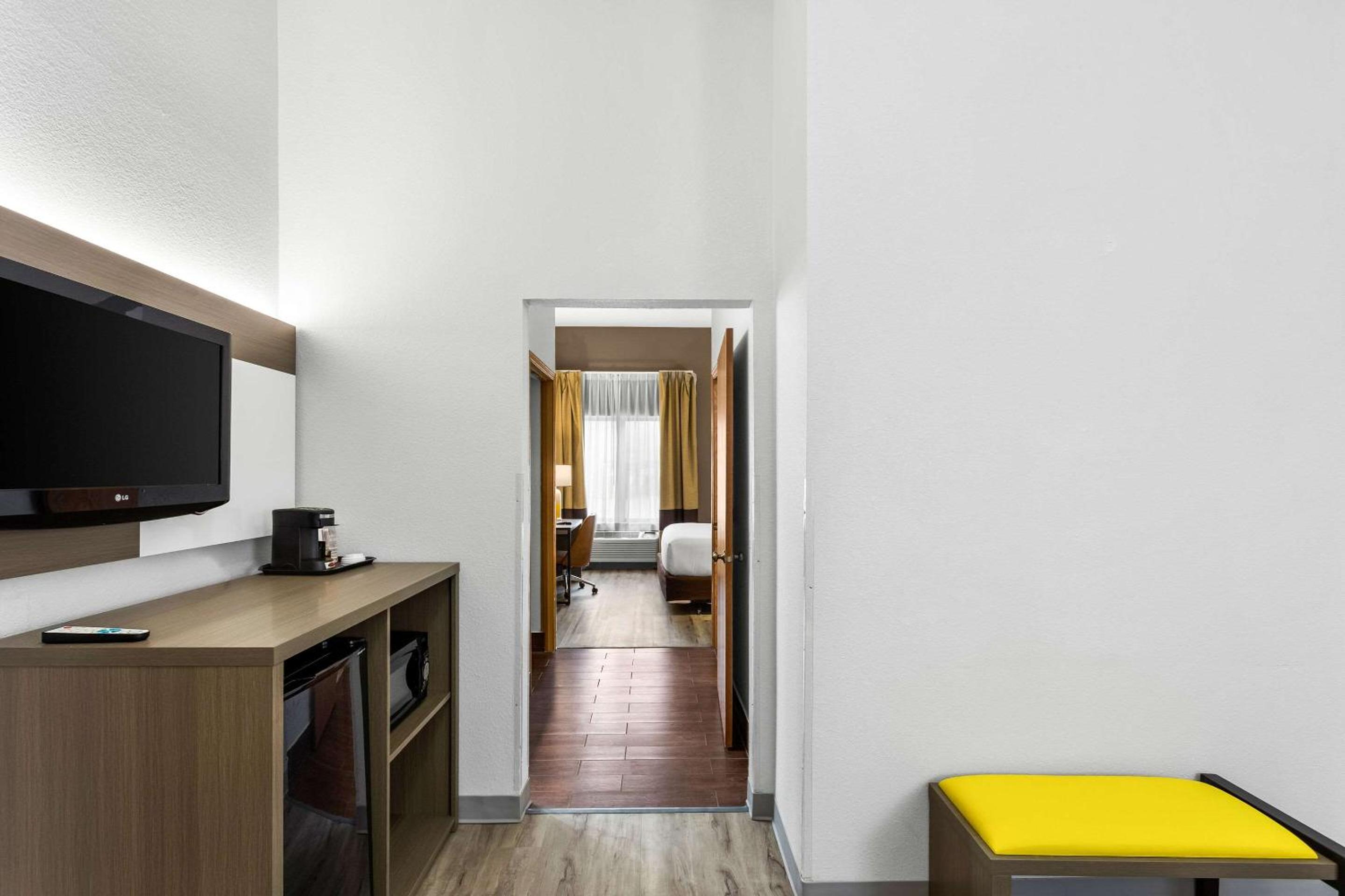 King Suite - Accessible/Non-Smoking - Photo 4
